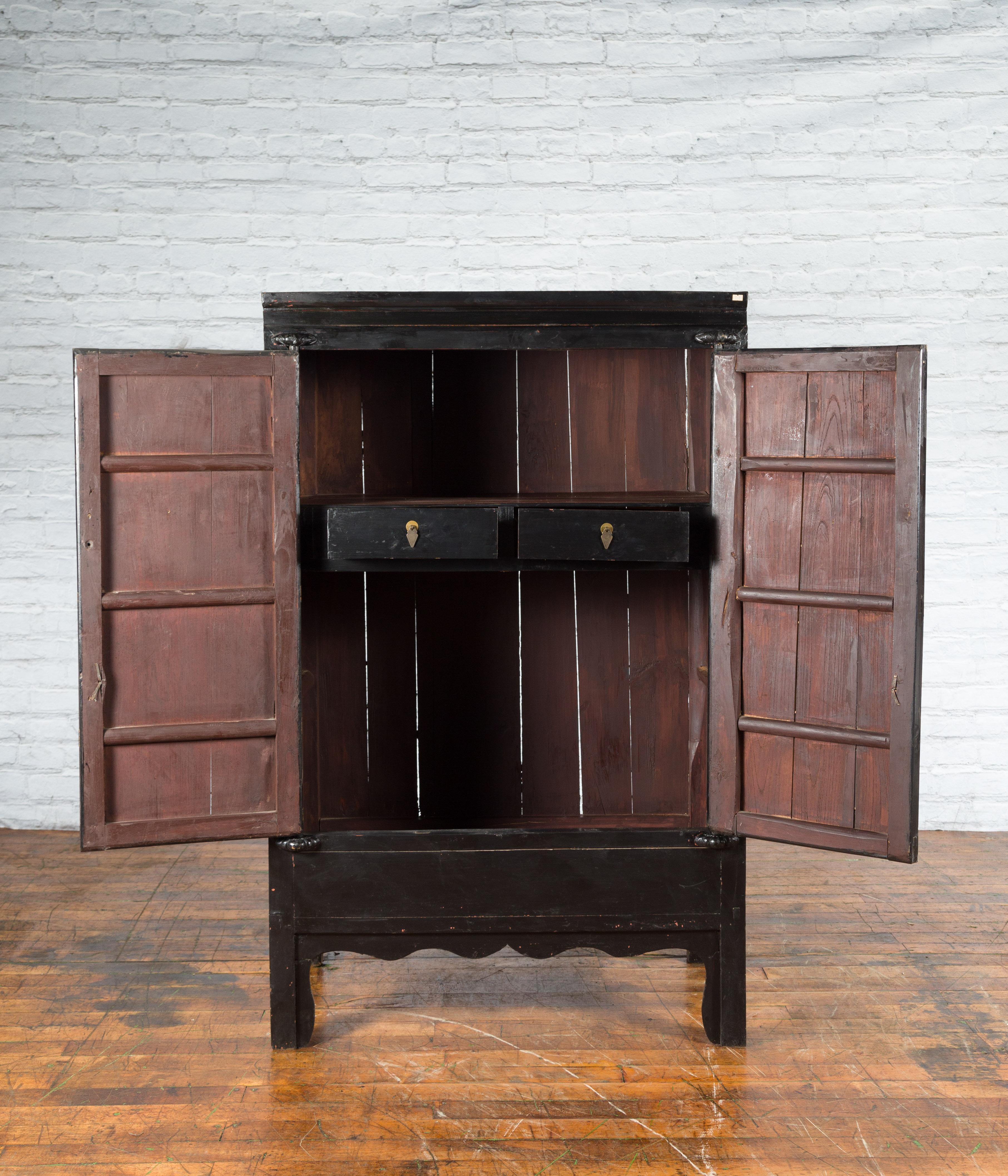 Armario Nupcial Antiguo Lacado Negro con Medallón de Latón Sobredimensionado siglo XX en venta