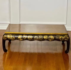 Ancienne table basse chinoise laquée noire et dorée avec trois tiroirs