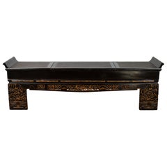 Banc antique chinois laqué noir avec rangement caché:: rotin et décor doré