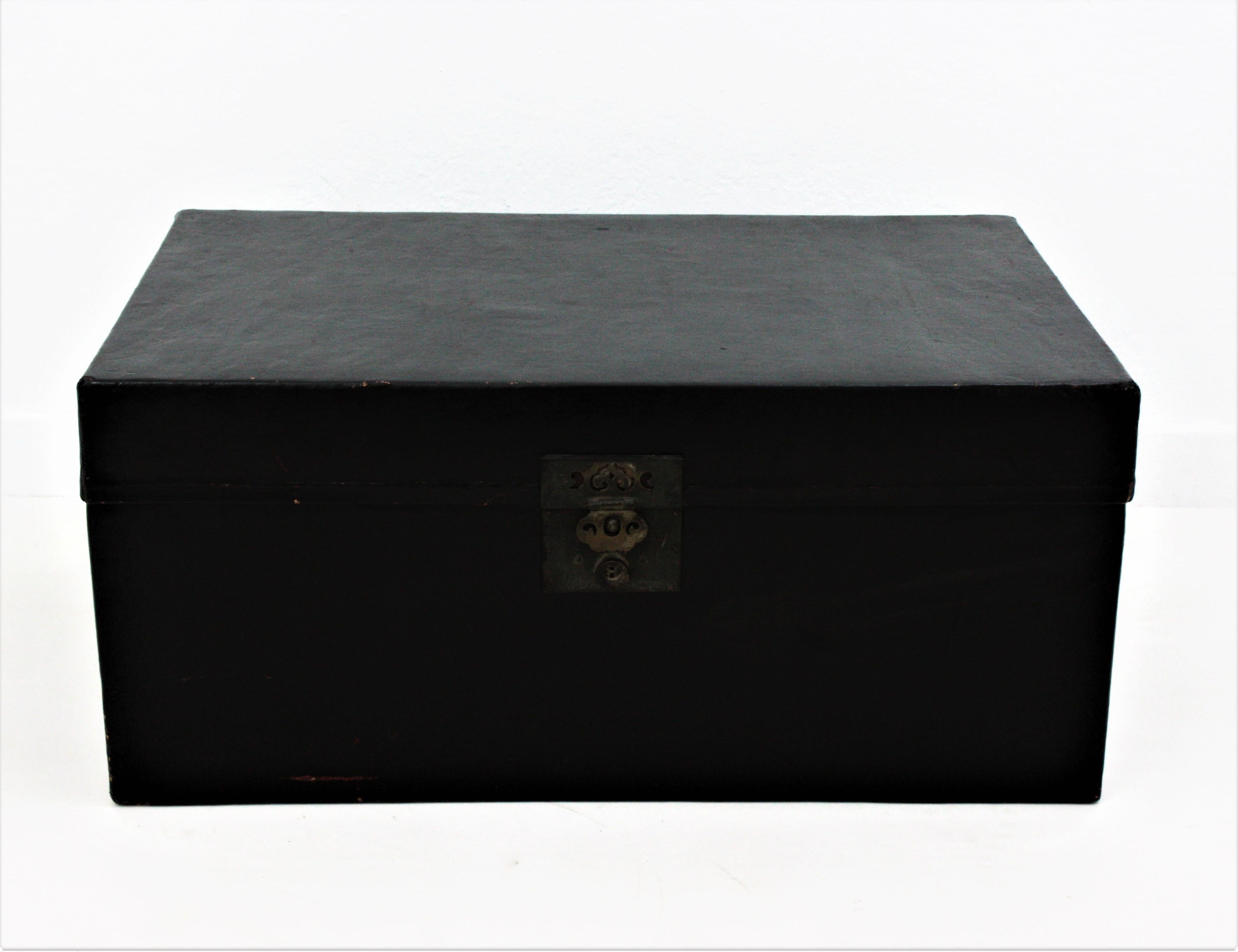 Antique Chinese Black Lacquered Trunk In Good Condition For Sale In Barcelona, ES