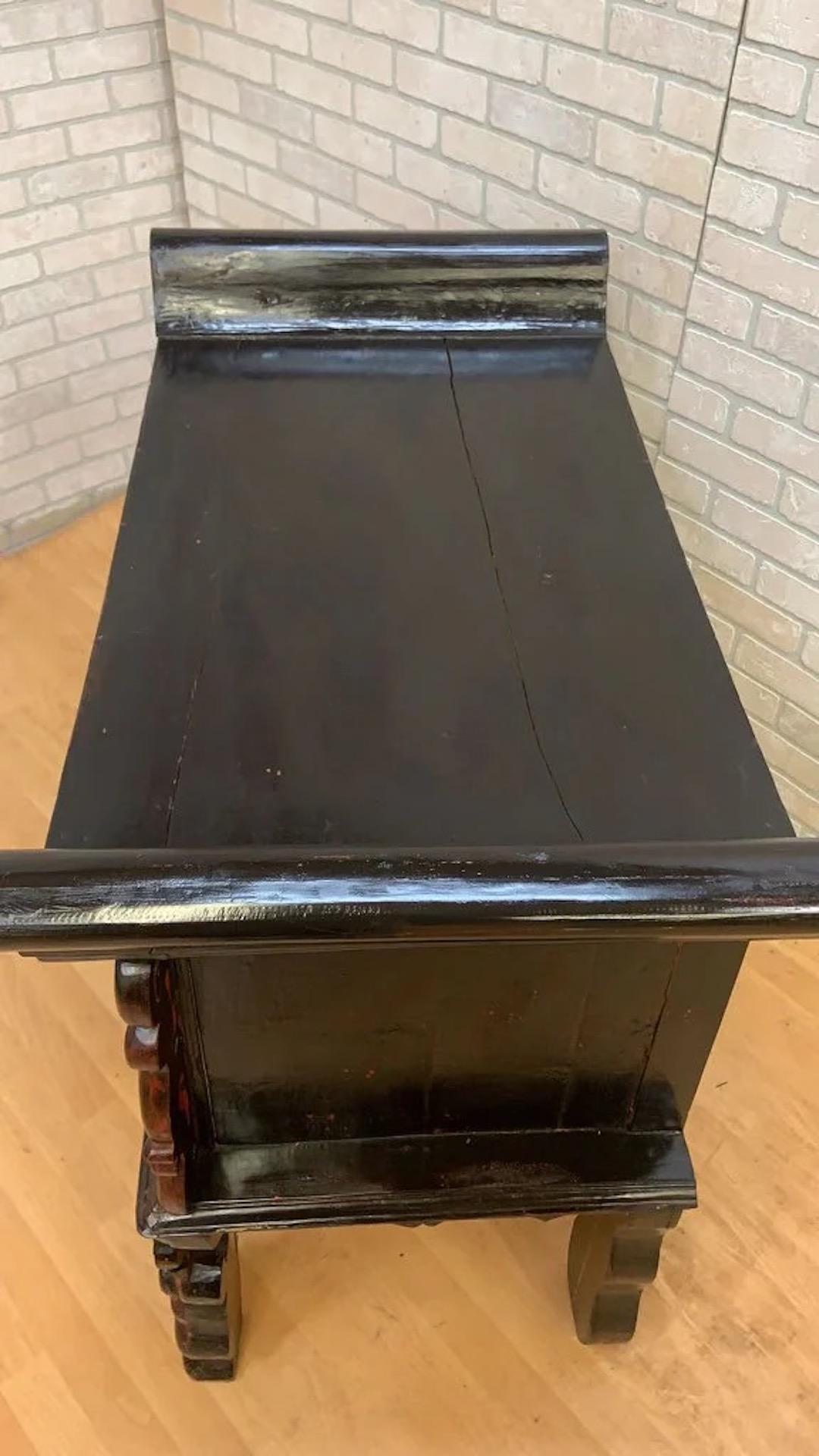Antique Chinese Black & Red Lacquered Chinoiserie Altar Storage Chest In Good Condition For Sale In Chicago, IL