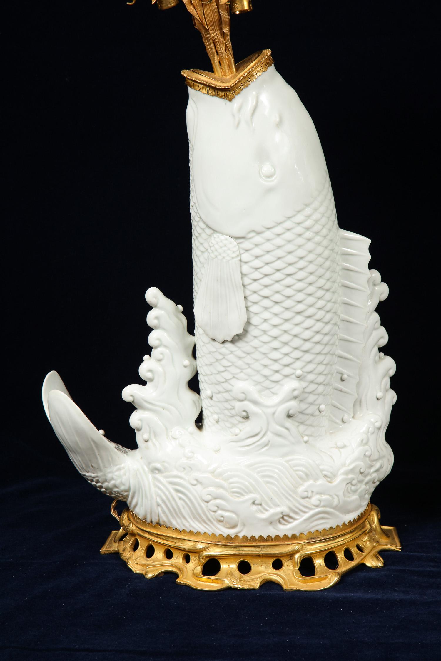 Antike chinesische Blanc de Chine Porzellan und Doré Bronze montiert Fisch Form Lampen (Louis XV.)