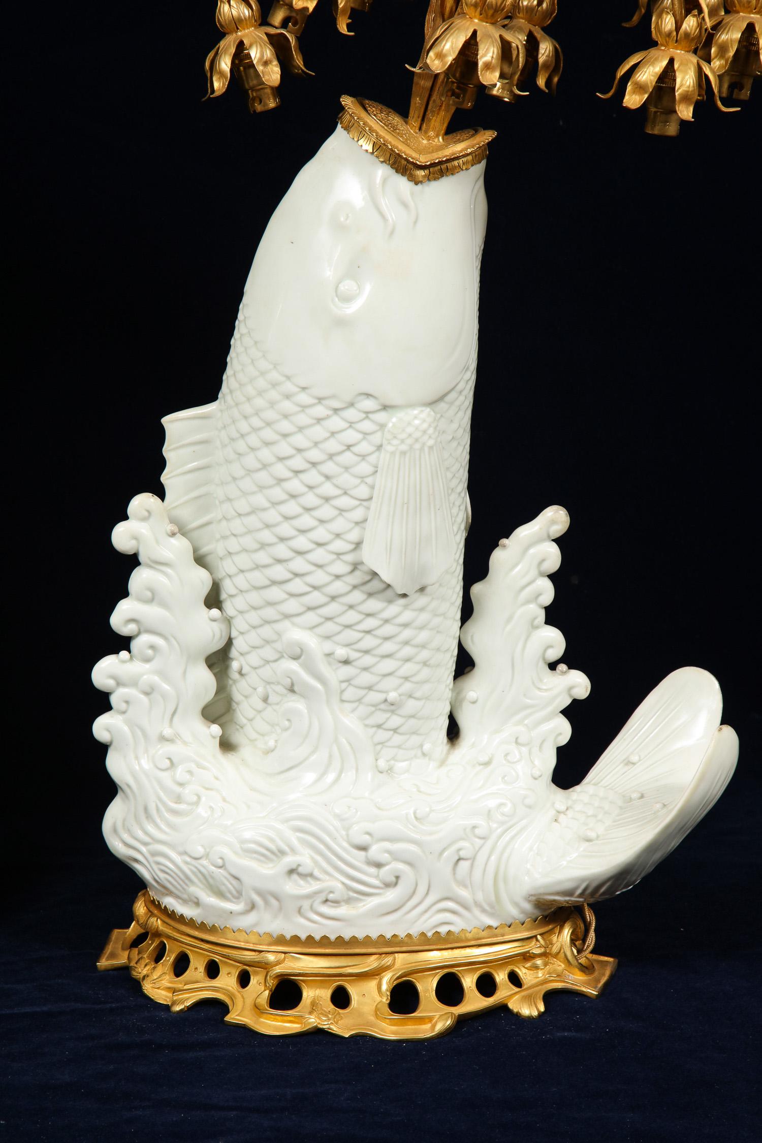 Antike chinesische Blanc de Chine Porzellan und Doré Bronze montiert Fisch Form Lampen (Französisch)