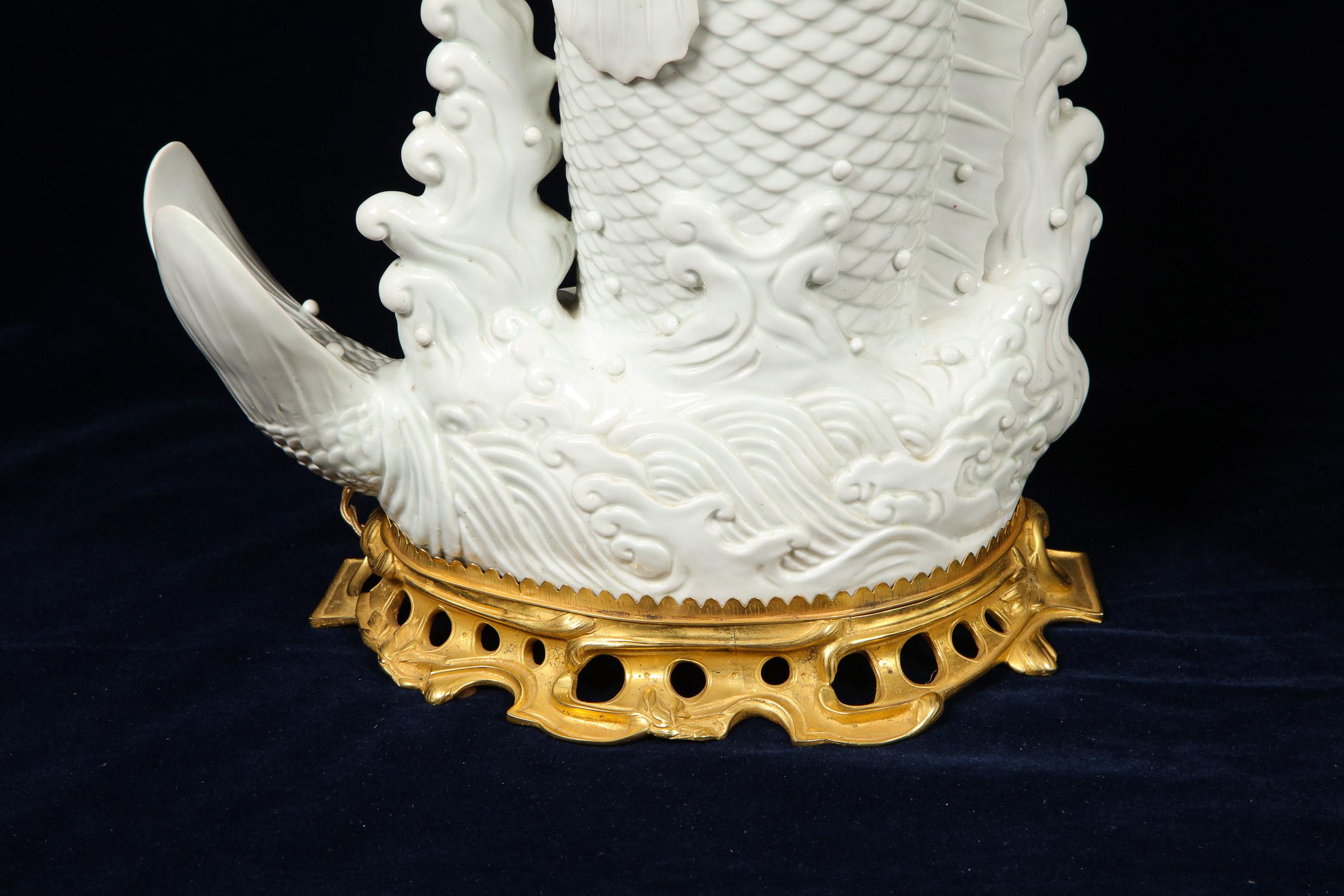 Antike chinesische Blanc de Chine Porzellan und Doré Bronze montiert Fisch Form Lampen (Spätes 19. Jahrhundert)