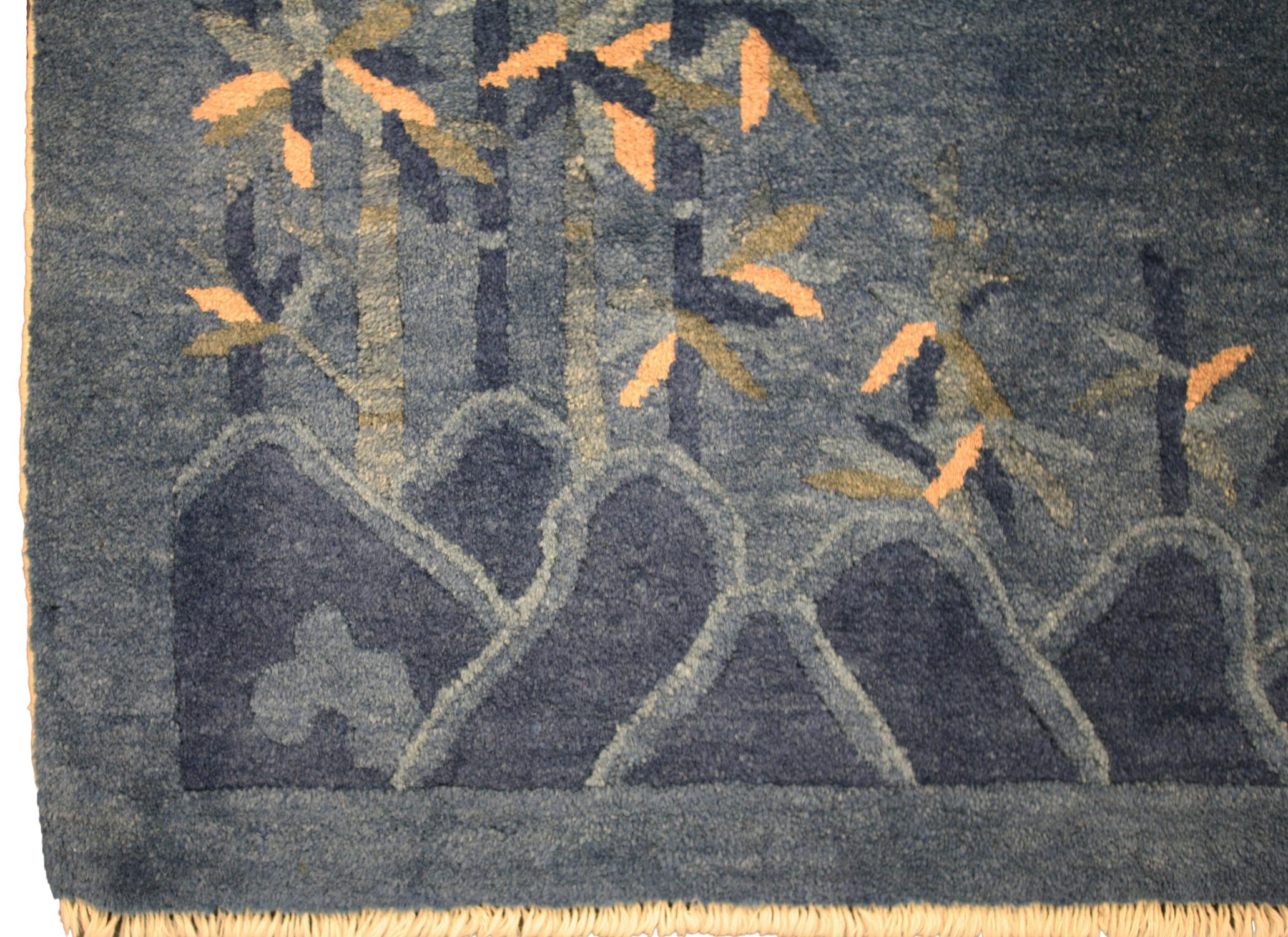 Dies ist ein Peking-Teppich gewebt in China während des ersten Viertels des 20. Jahrhunderts ca. 1900 - 1920er Jahre und misst 163 x 94CM in der Größe. Dieser Teppich hat ein sehr einzigartiges Design, das keine Grenzen, wie enthält und besteht aus