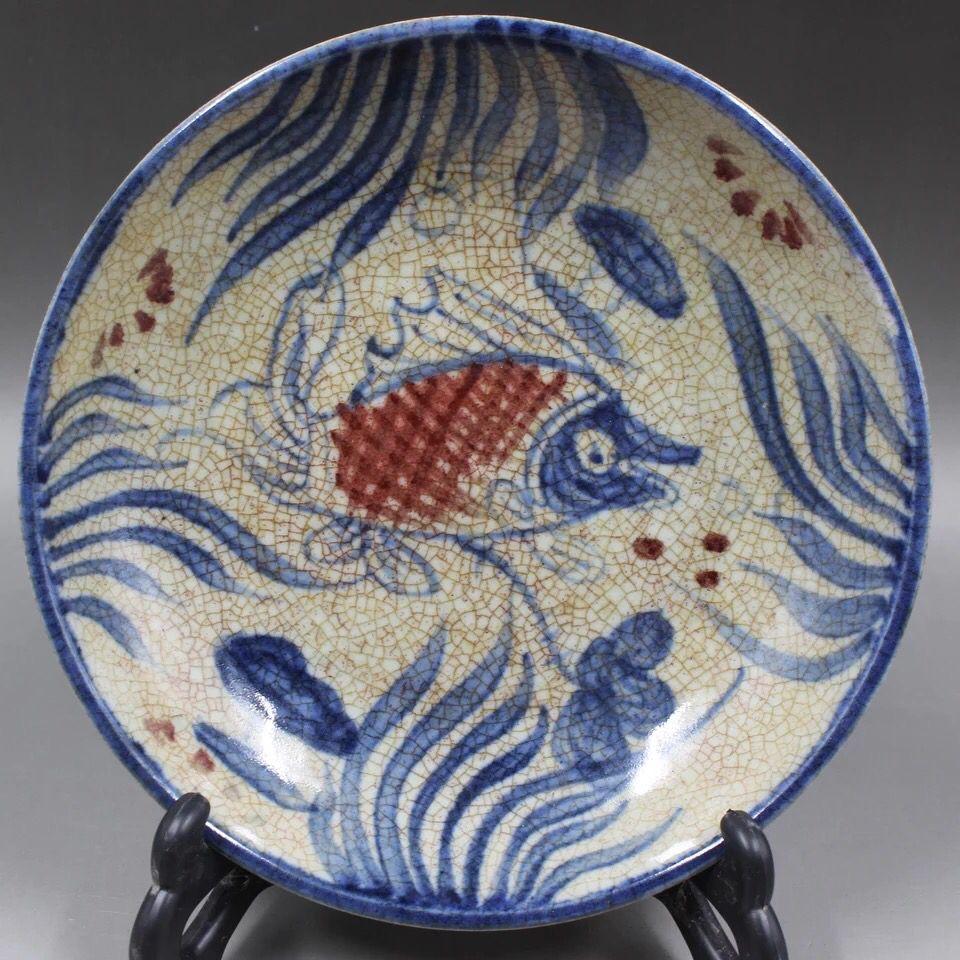 Antique Chinese Blue and White Iron Red Fishes Plate In Fair Condition For Sale In 景德镇市, CN
