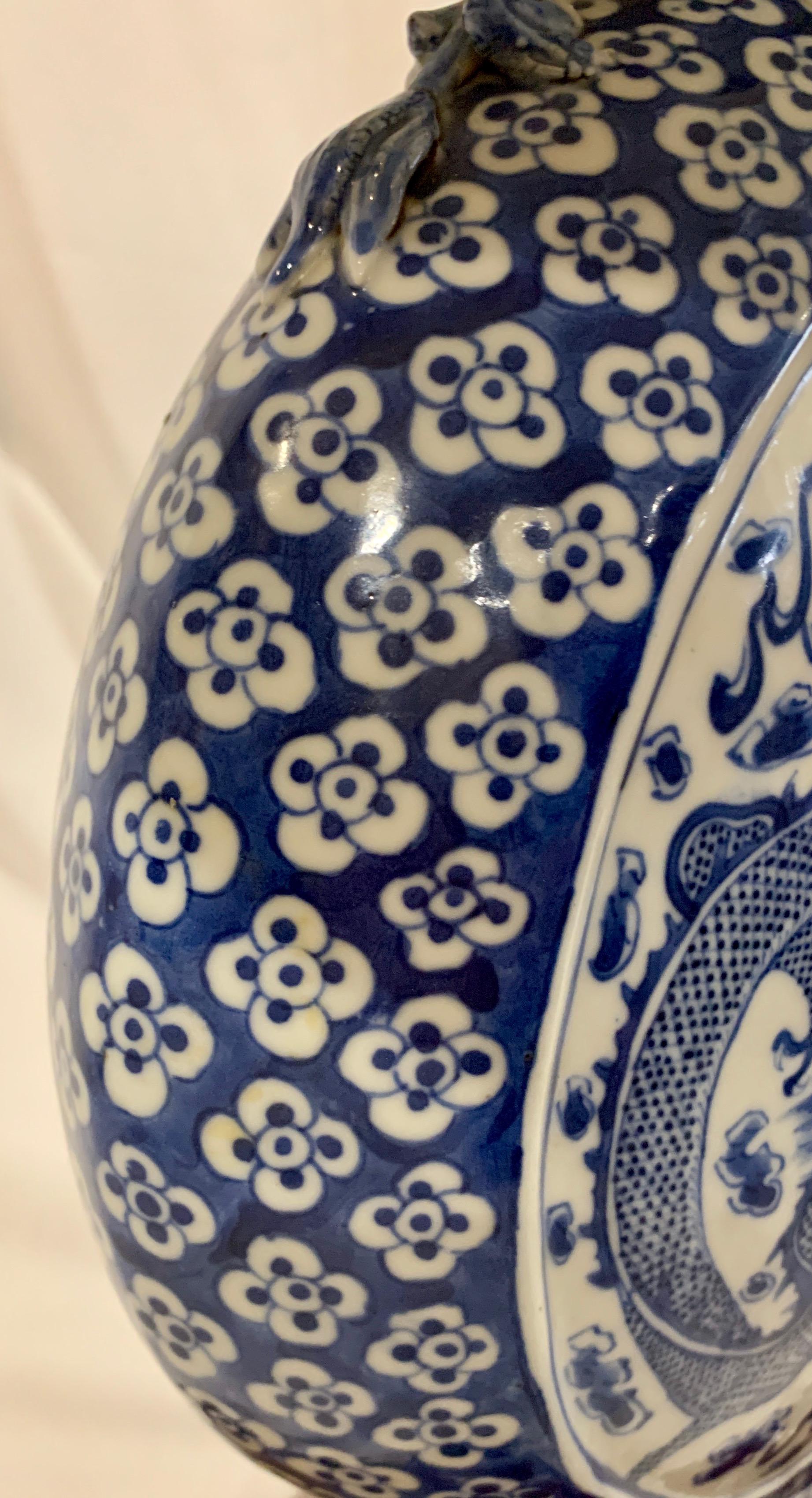Antike chinesische blau-weiße „Moon-Vase“ (Chinesisch) im Angebot