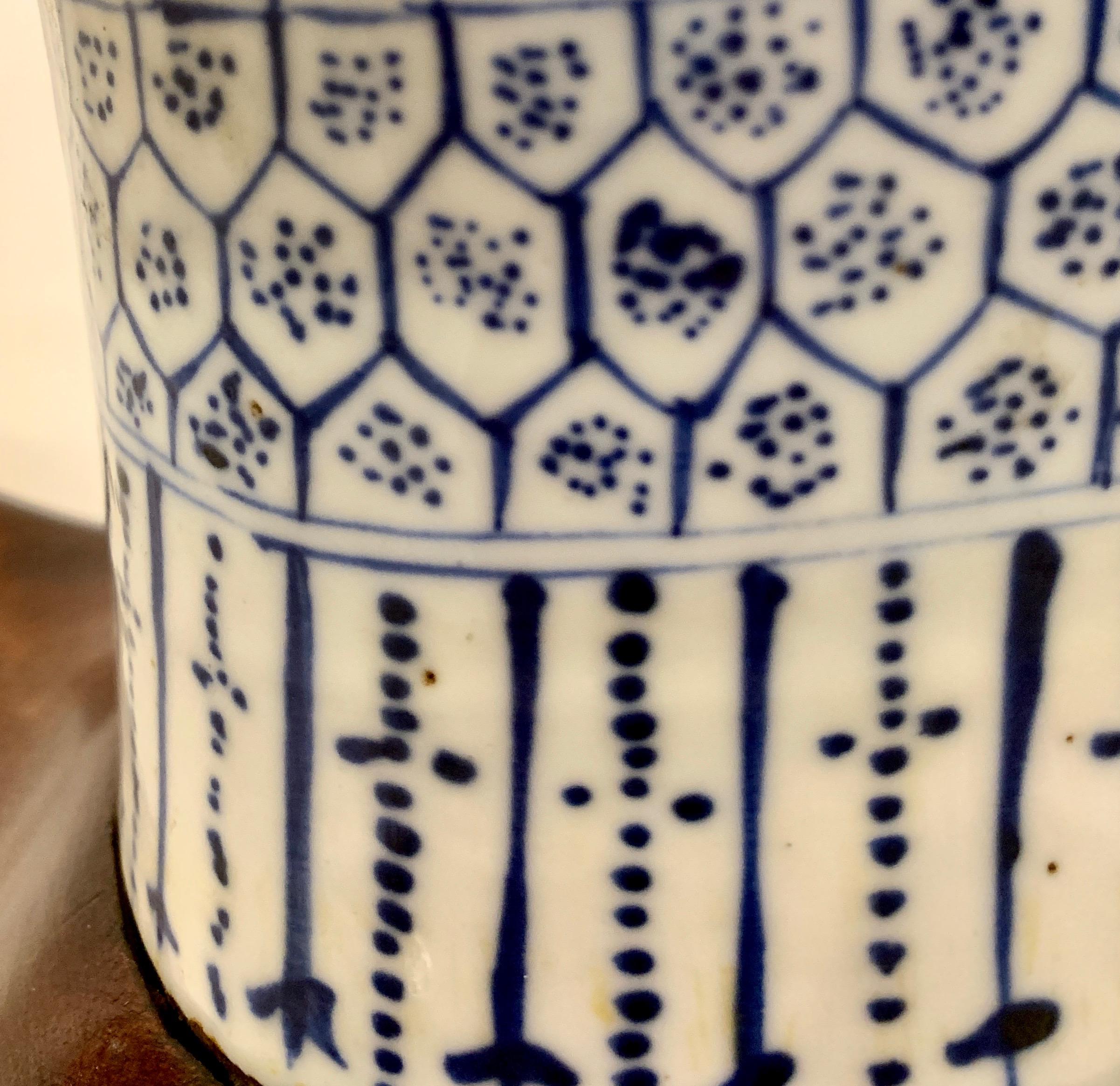 Antike chinesische blau-weiße „Moon-Vase“ im Zustand „Gut“ im Angebot in New Orleans, LA