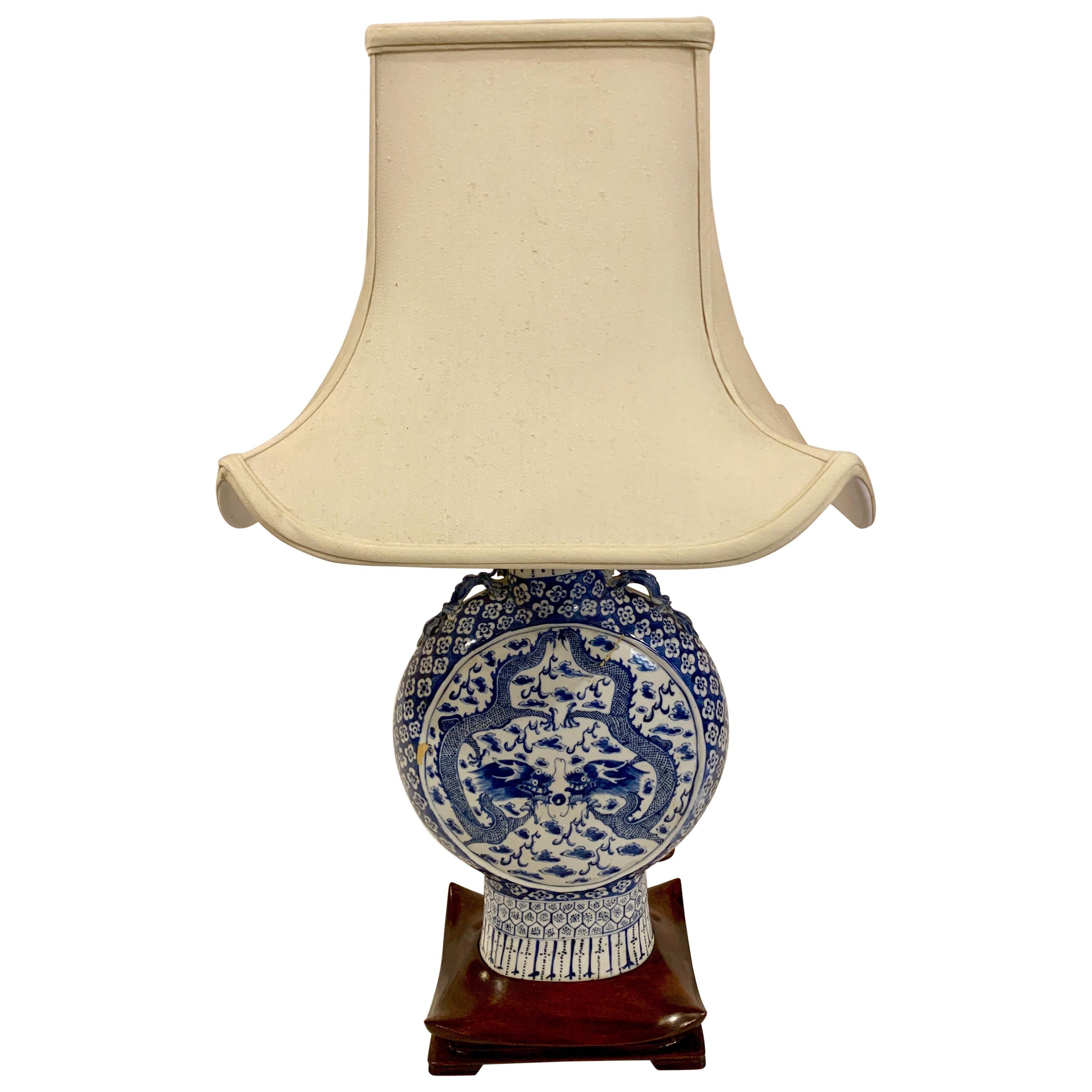 Antike chinesische blau-weiße „Moon-Vase“ im Angebot