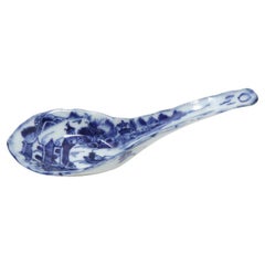 Antico cucchiaio cinese in porcellana bianca e blu