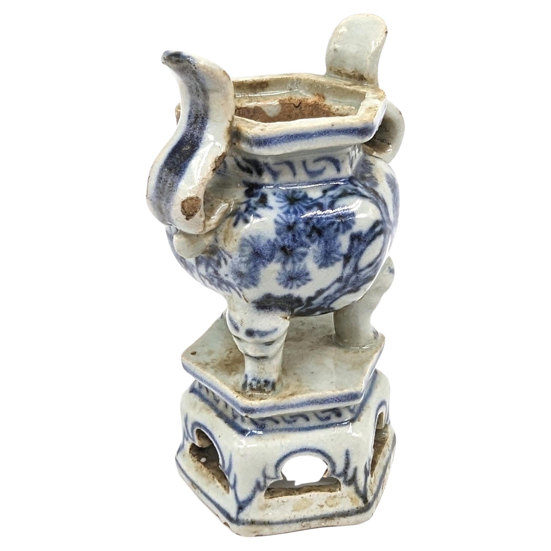 Antique Chinese Blue and White Porcelain Tripod Censer Monster Paw Feet 17c Ming In Good Condition For Sale In Richmond, CA