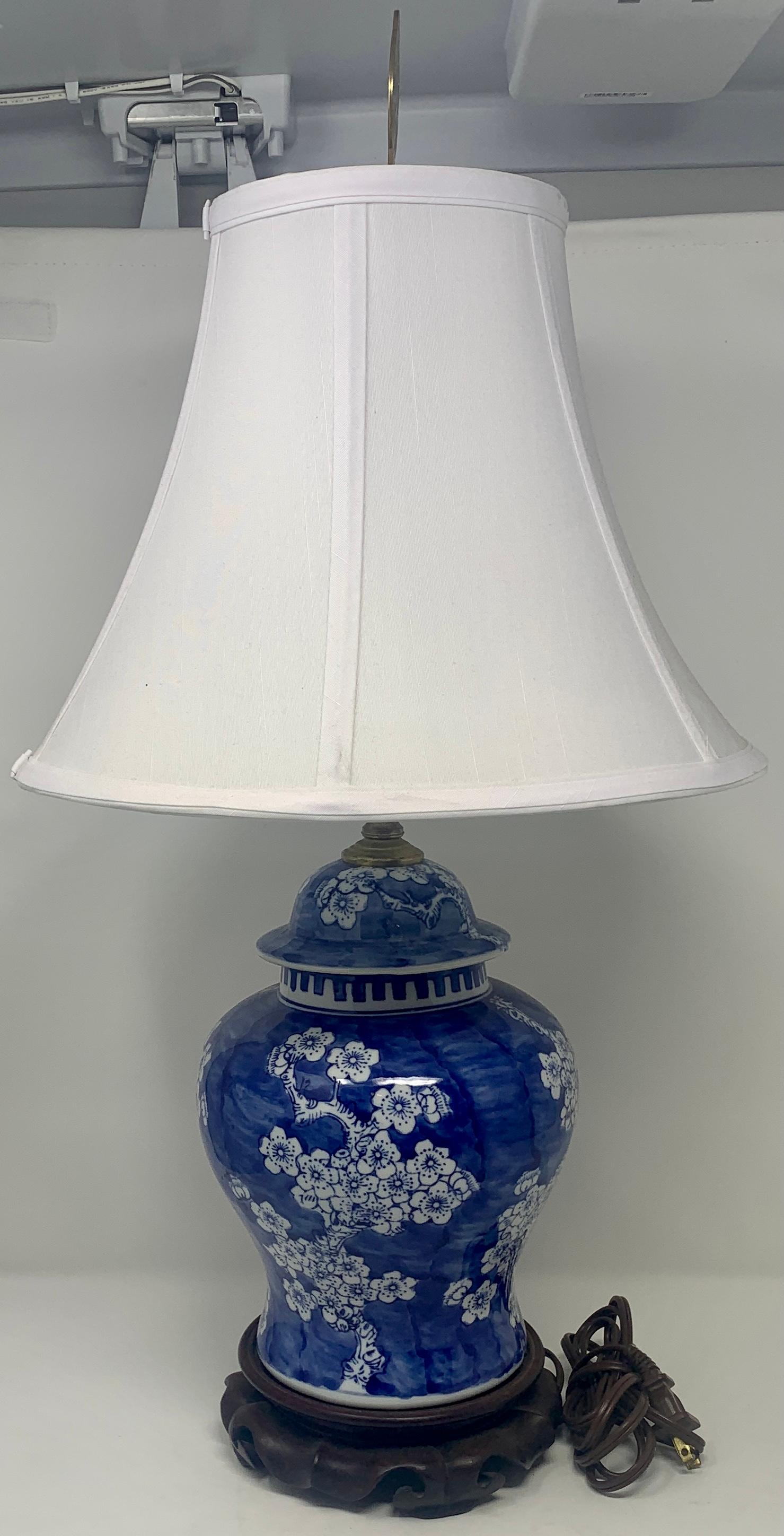 Antique Chinese Blue and White Porcelain Urn Made into a Lamp, circa 1910 In Good Condition In New Orleans, LA