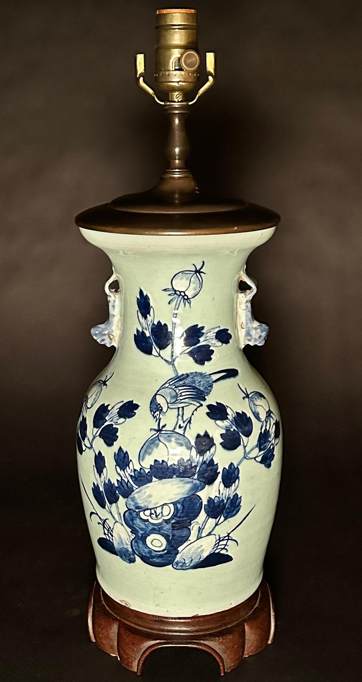 Vase chinois en porcelaine du XIXe siècle transformé en lampe. Peint à la main avec un oiseau parmi un arbre fruitier avec des branches et des feuilles. Fond céladon et décoré de motifs appliqués  poignées de foo dog. Monté sur une base en bois de