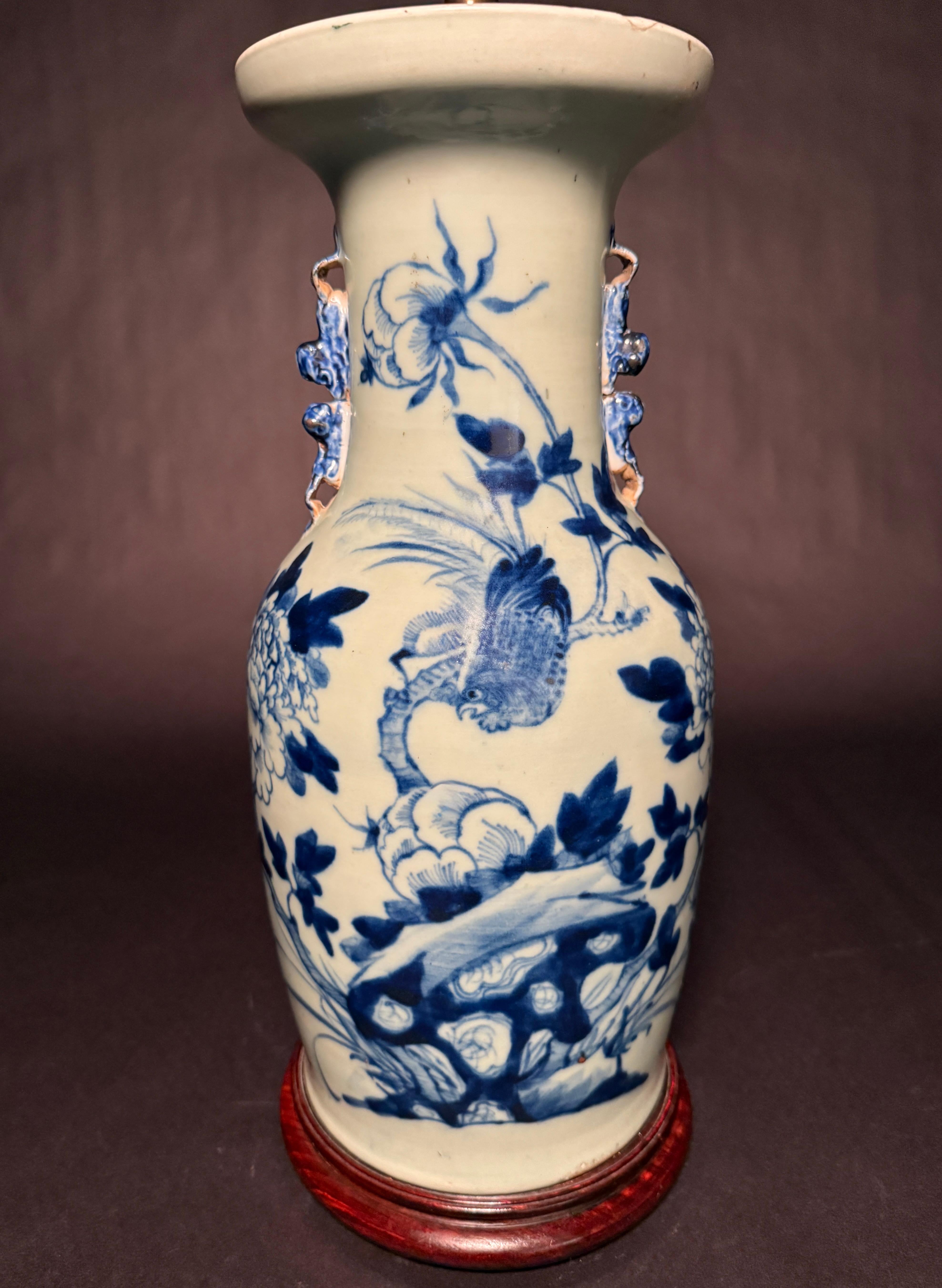 Chinesische Porzellanvase aus dem 19. Jahrhundert, die in eine Lampe umgewandelt wurde. Handbemalt mit einem Vogel inmitten eines Obstbaums mit Früchten, Zweigen und Blättern. Grundierung aus Seladon, verziert mit applizierten Foo Dog Griffen.