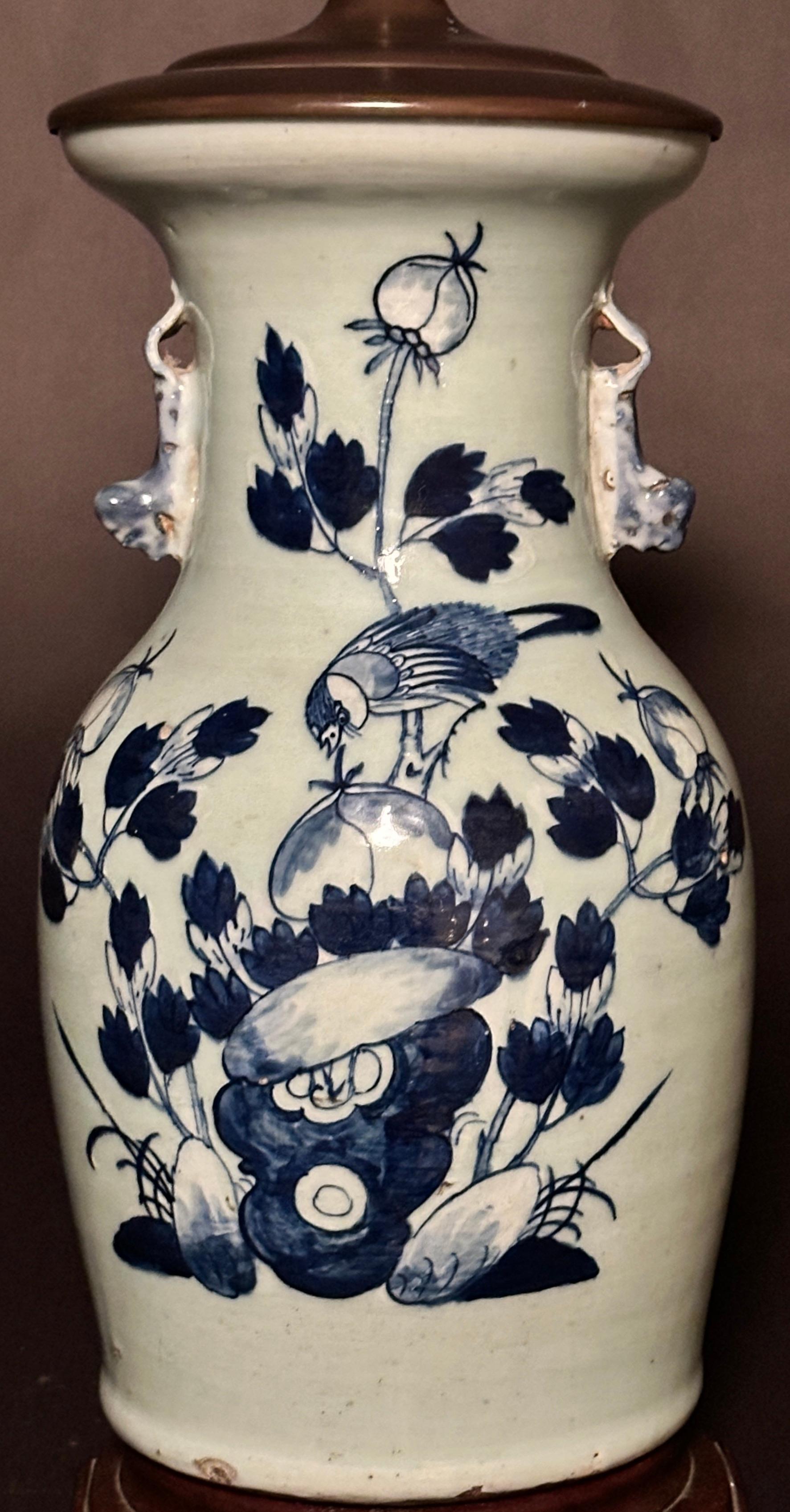 Exportation chinoise Vase chinois ancien en porcelaine bleue et blanche comme lampe en vente