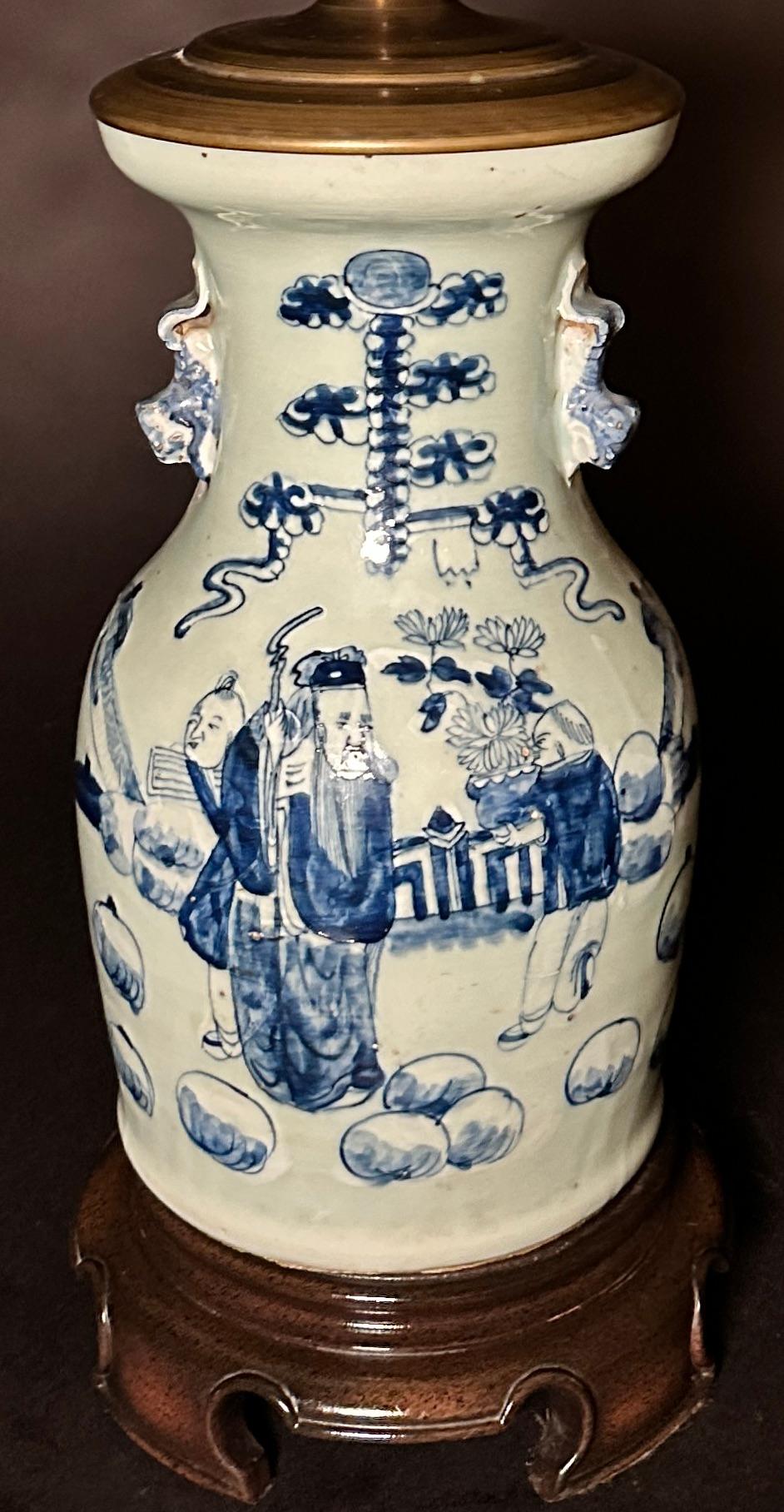 Exportation chinoise Vase chinois ancien en porcelaine bleue et blanche comme lampe en vente