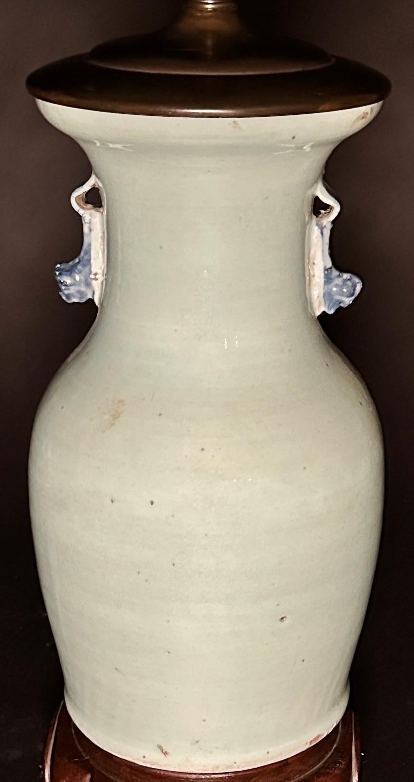 Chinois Vase chinois ancien en porcelaine bleue et blanche comme lampe en vente