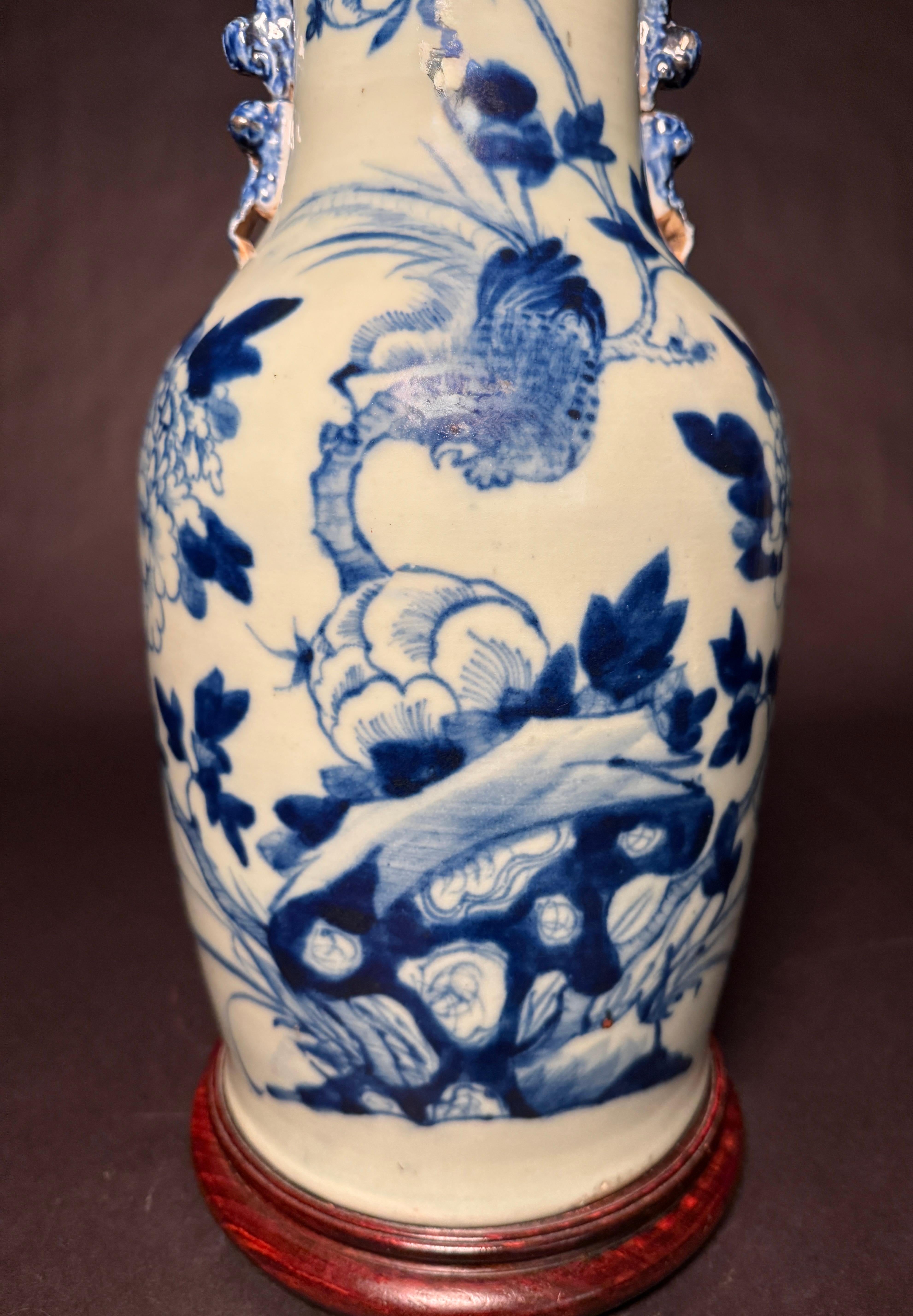 Antike chinesische Vase aus blauem und weißem Porzellan als Lampe (Chinesisch) im Angebot