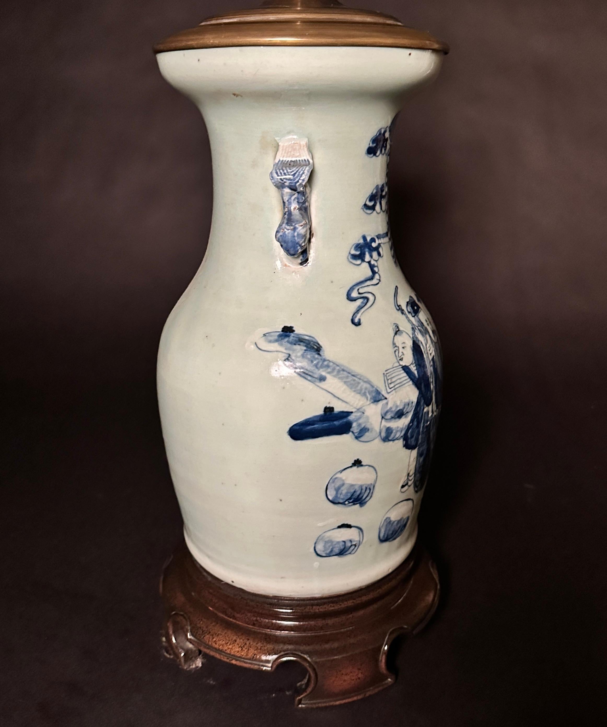 Vernissé Vase chinois ancien en porcelaine bleue et blanche comme lampe en vente