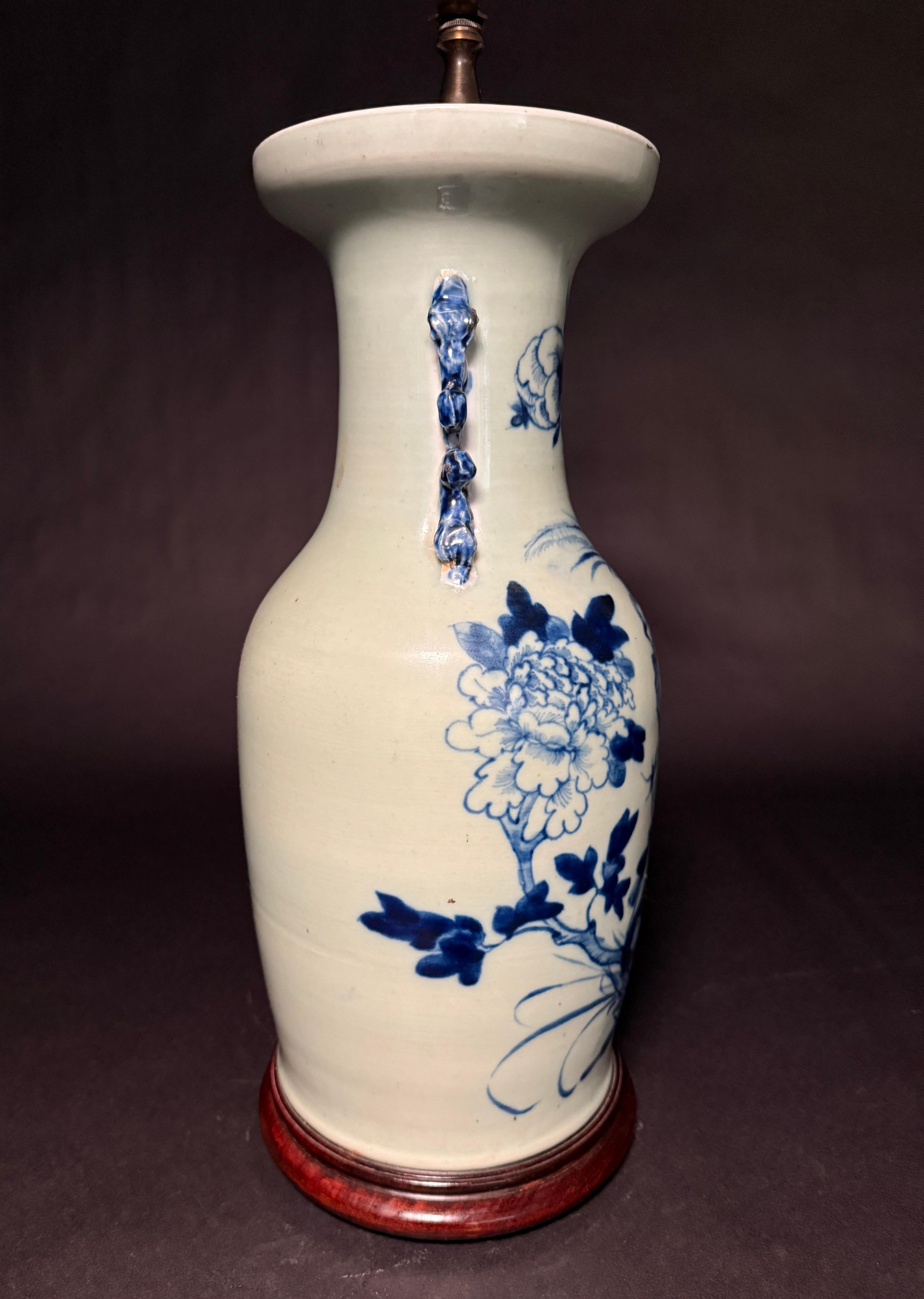 Antike chinesische Vase aus blauem und weißem Porzellan als Lampe (Handbemalt) im Angebot