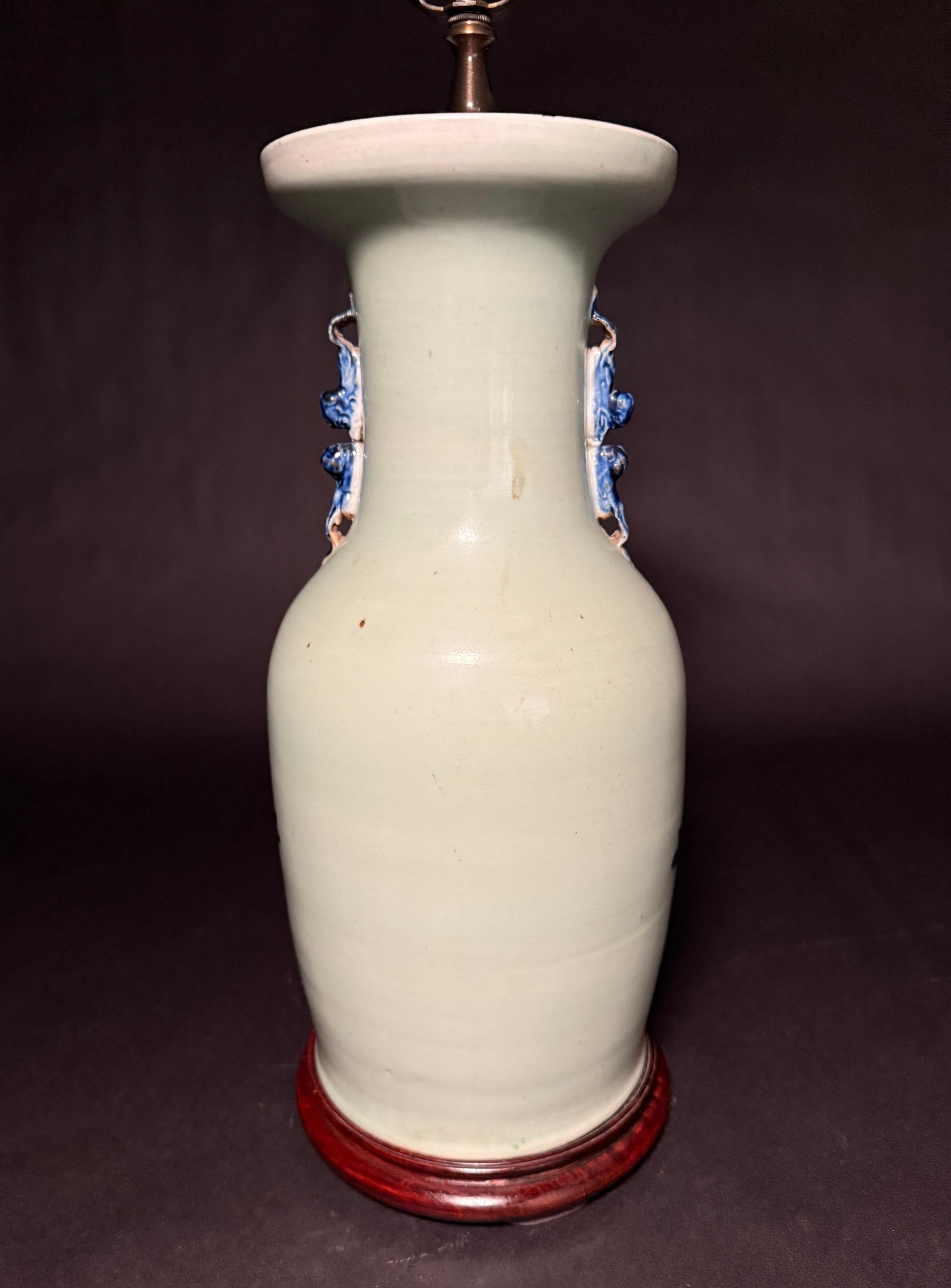 Antike chinesische Vase aus blauem und weißem Porzellan als Lampe im Zustand „Gut“ im Angebot in Norwood, NJ