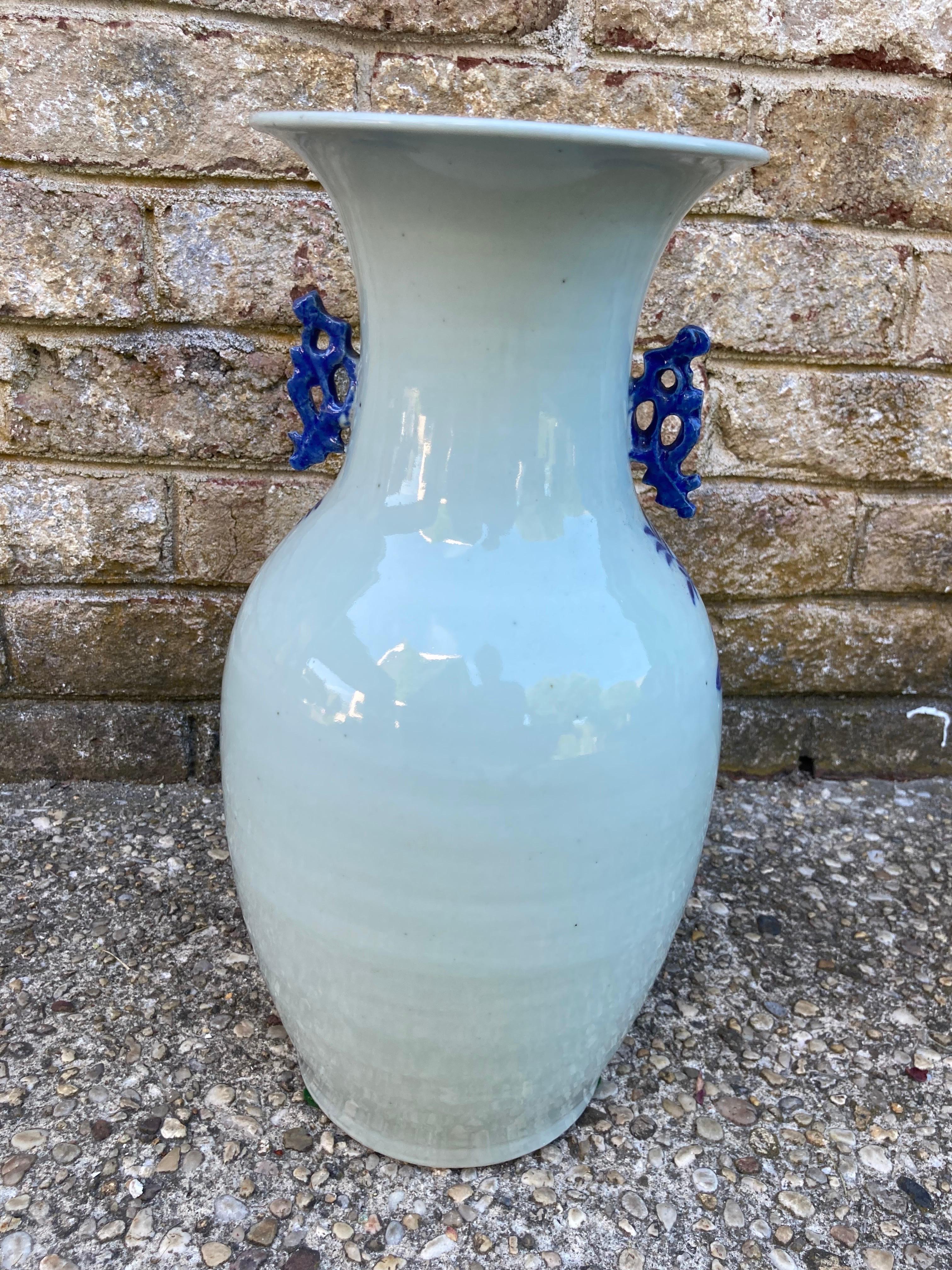 Antique Chinese Blue and White Vase In Good Condition For Sale In East Hampton, NY