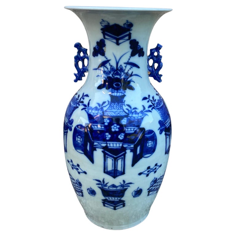 Antike chinesische blau-weiße Vase, antik im Angebot bei 1stDibs Deutschland