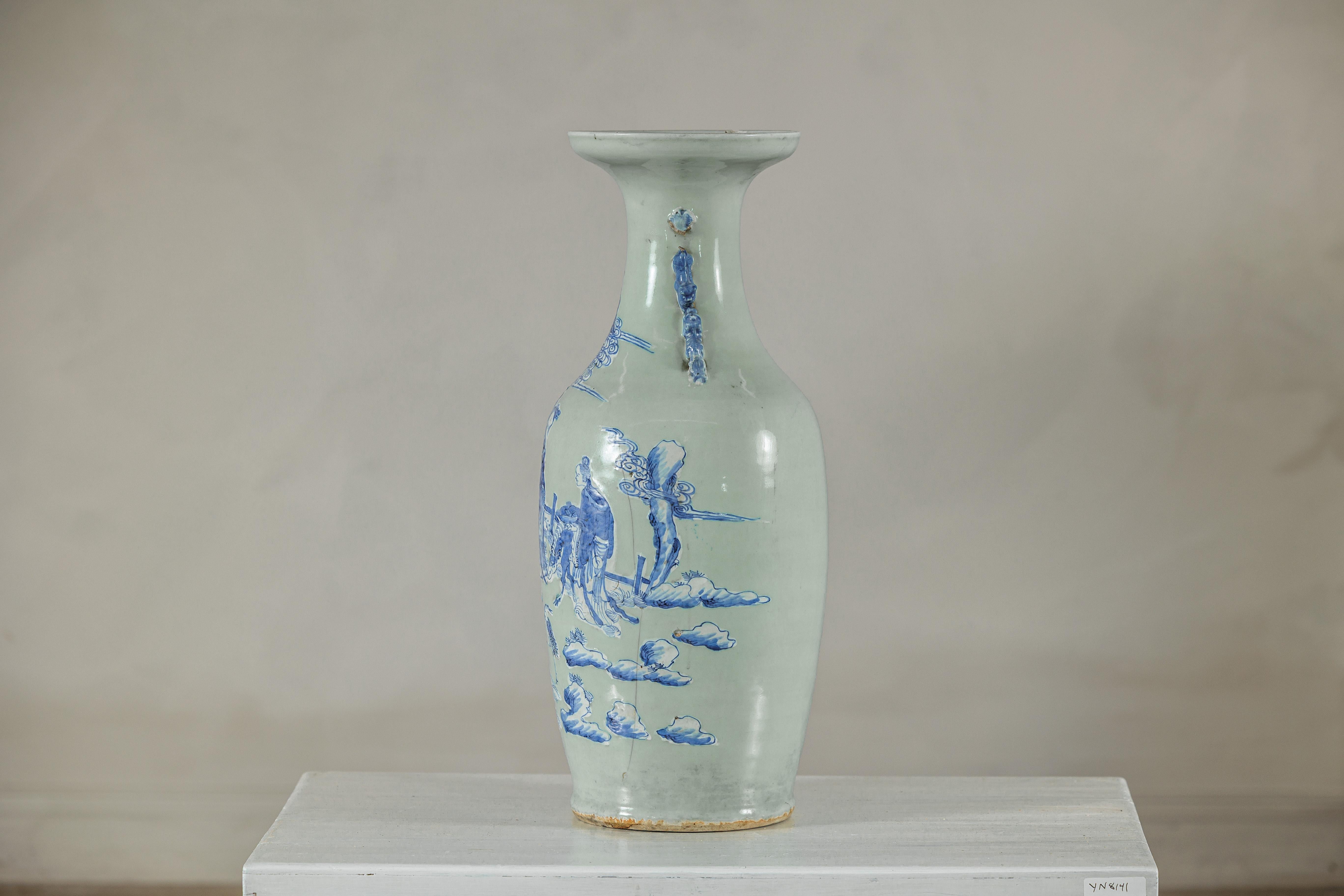 Antico vaso cinese blu e bianco con fondo verde tenue e scene figurate in vendita 2