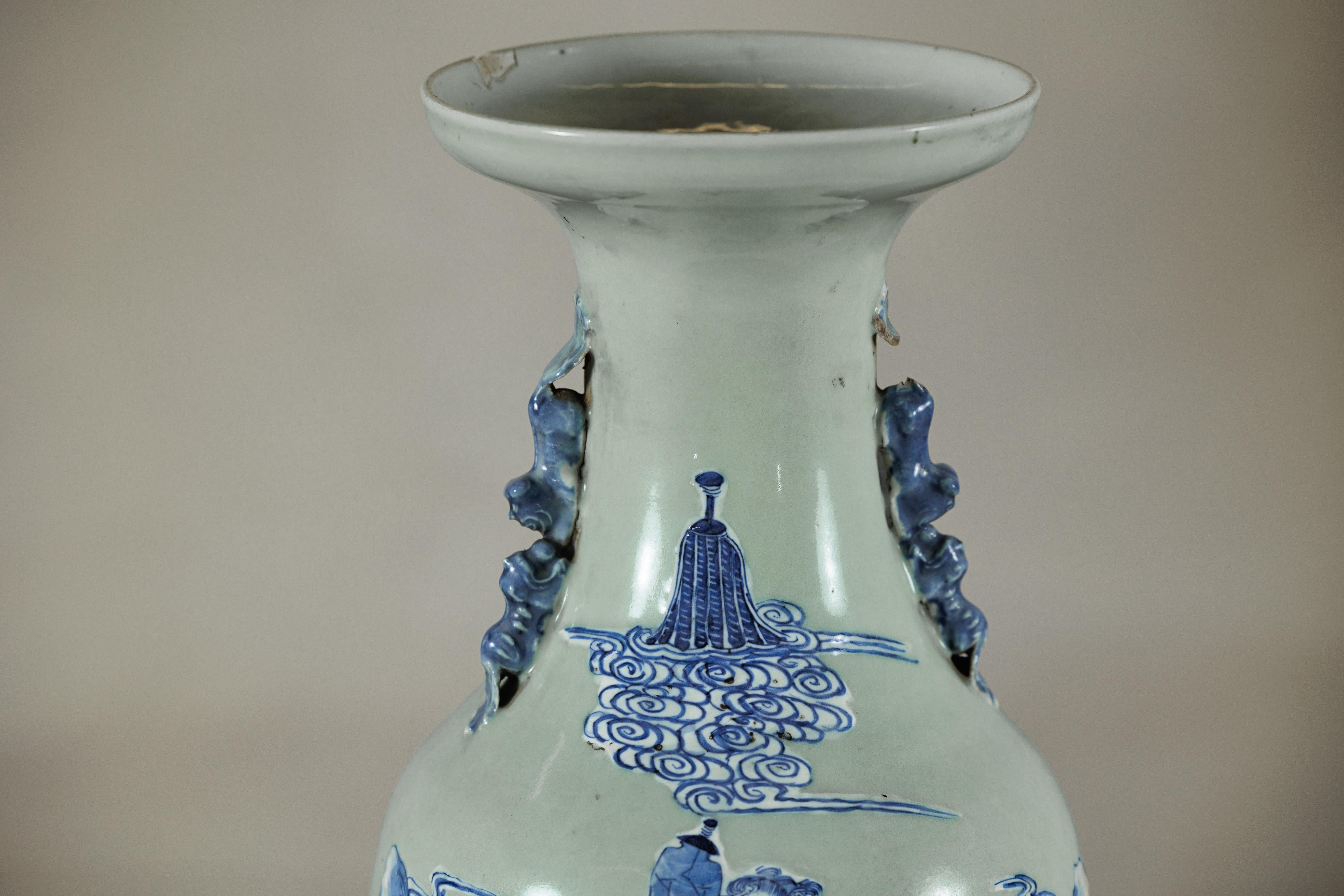 Antico vaso cinese blu e bianco con fondo verde tenue e scene figurate in vendita 3