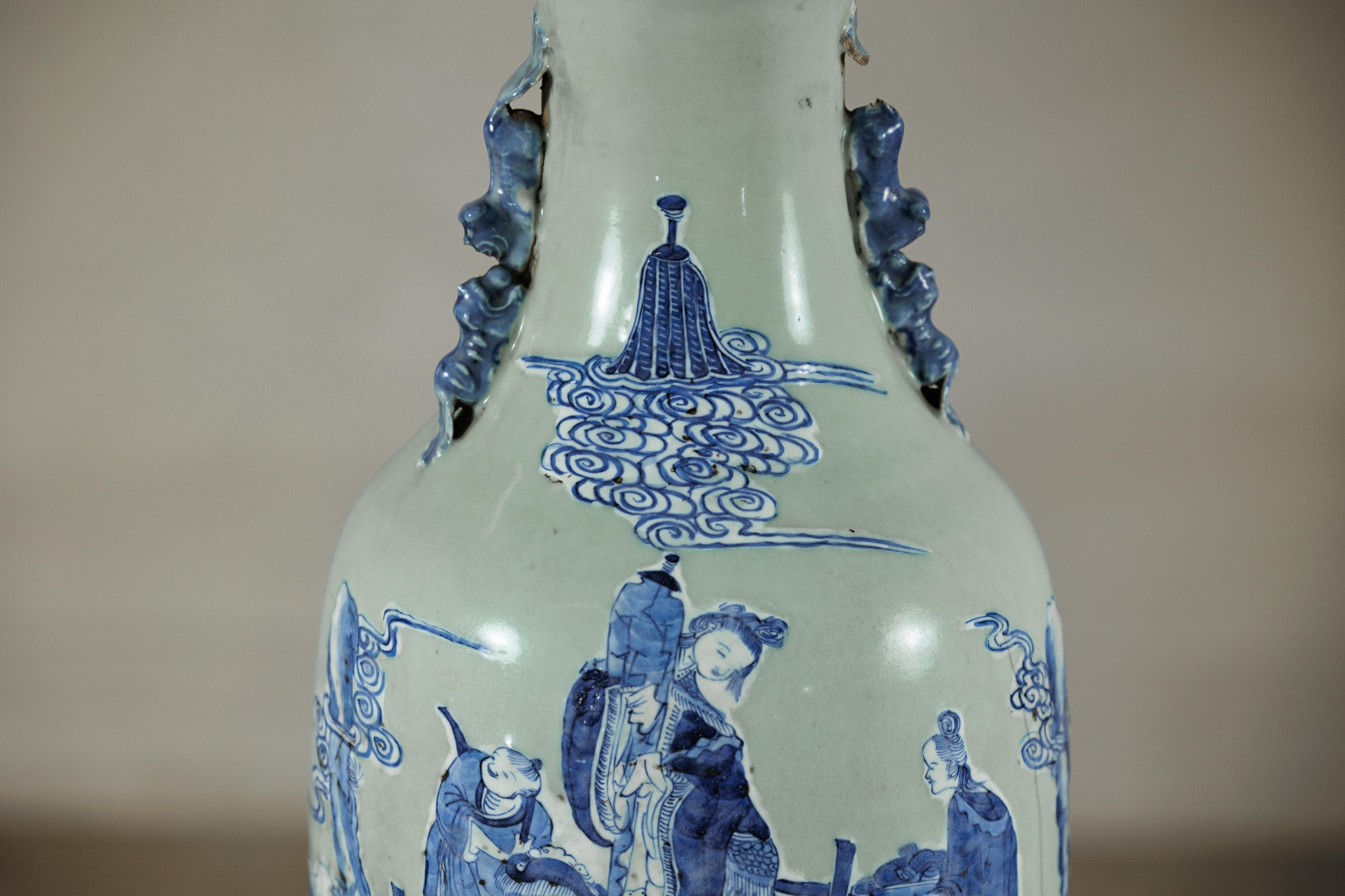 Antico vaso cinese blu e bianco con fondo verde tenue e scene figurate in vendita 4