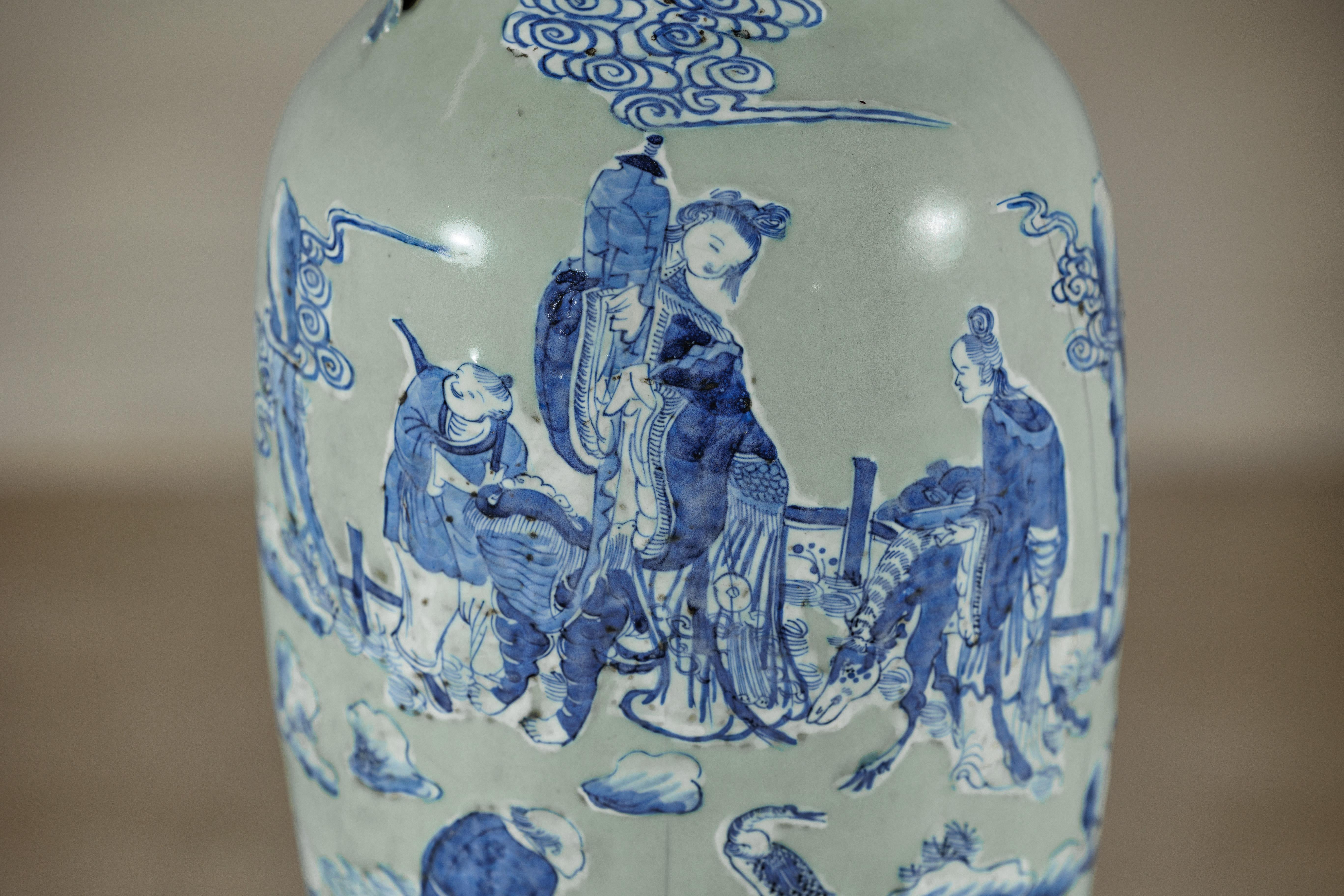 Antico vaso cinese blu e bianco con fondo verde tenue e scene figurate in vendita 5