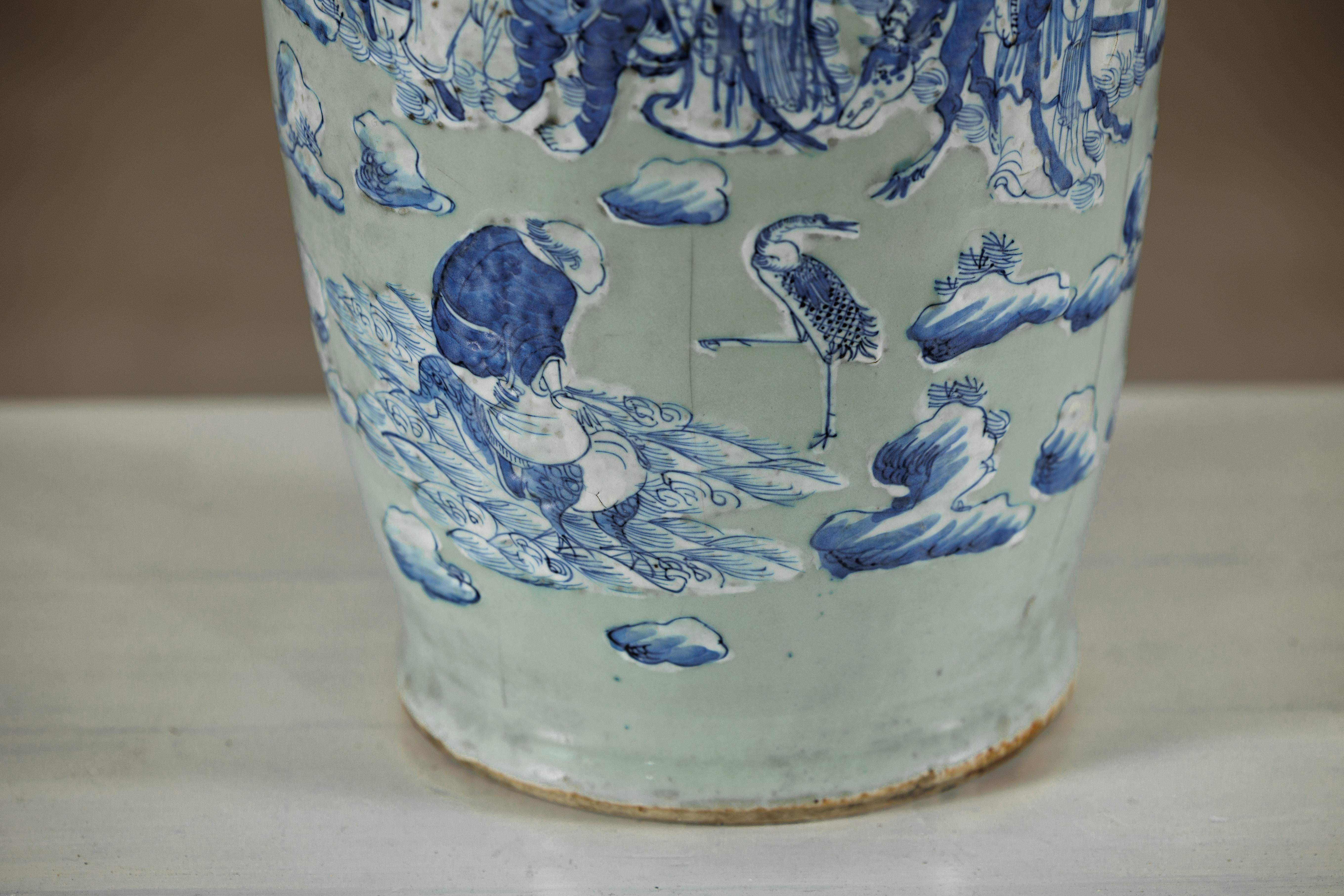 Antico vaso cinese blu e bianco con fondo verde tenue e scene figurate in vendita 6