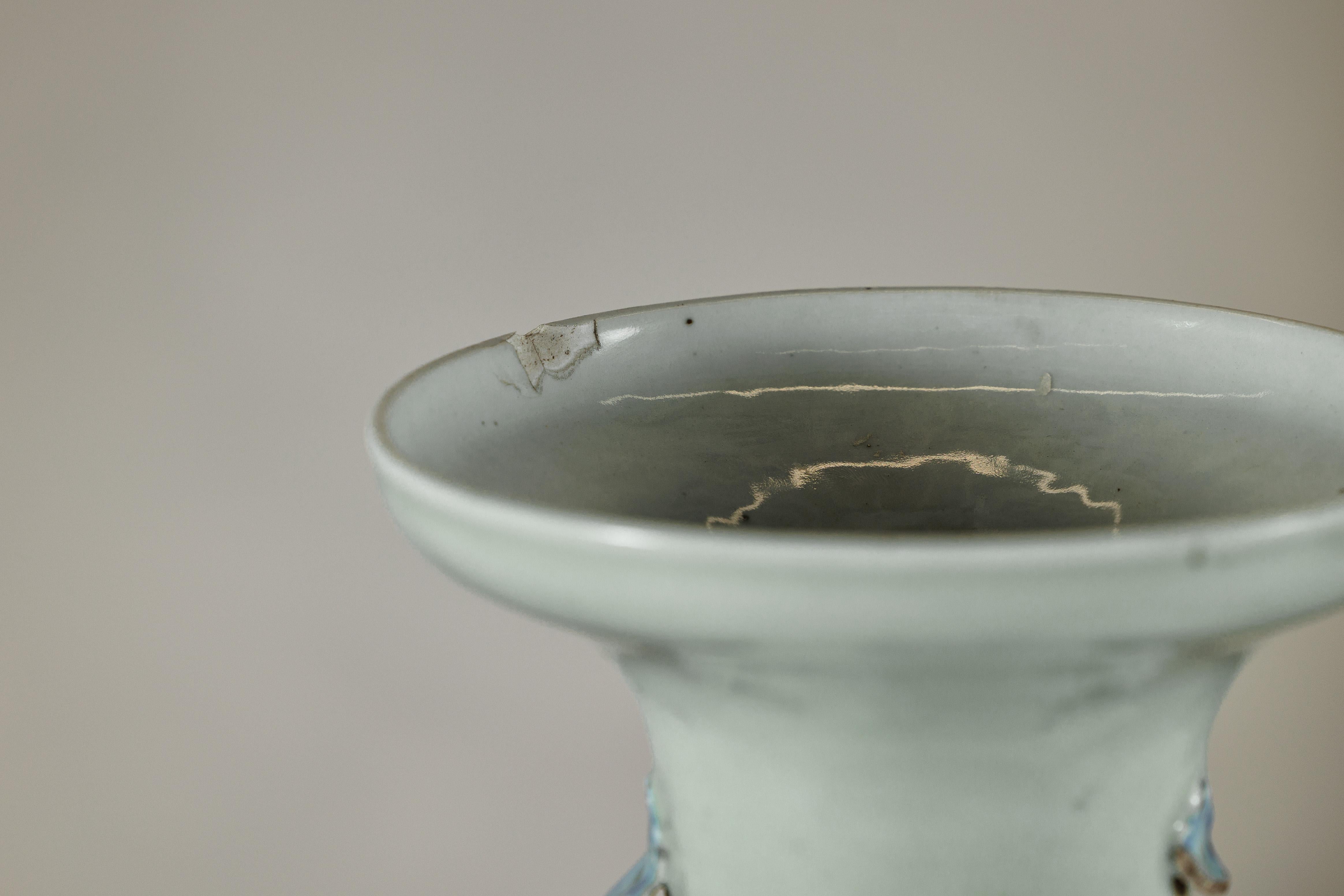 Antico vaso cinese blu e bianco con fondo verde tenue e scene figurate in vendita 7