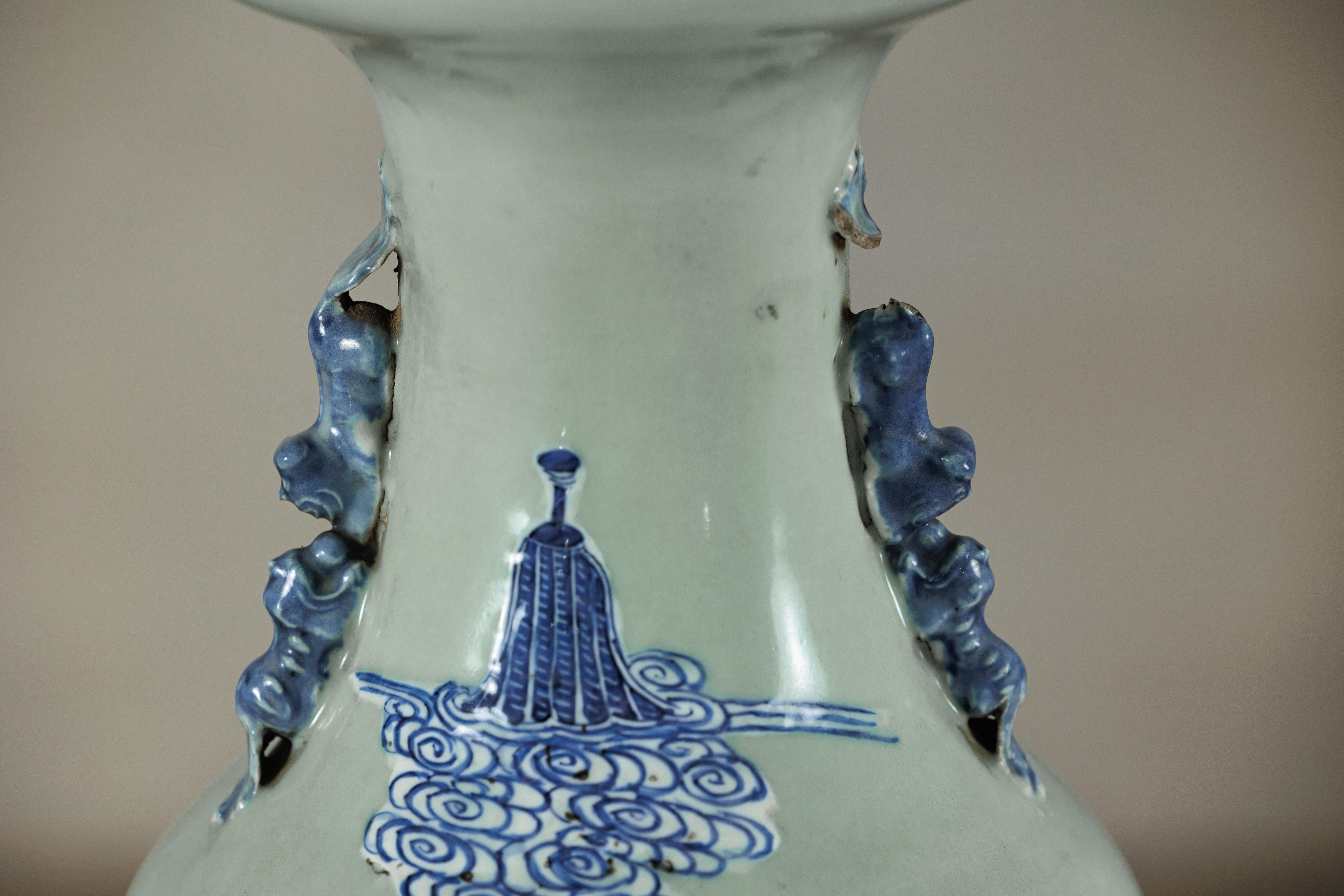 Antico vaso cinese blu e bianco con fondo verde tenue e scene figurate in vendita 8