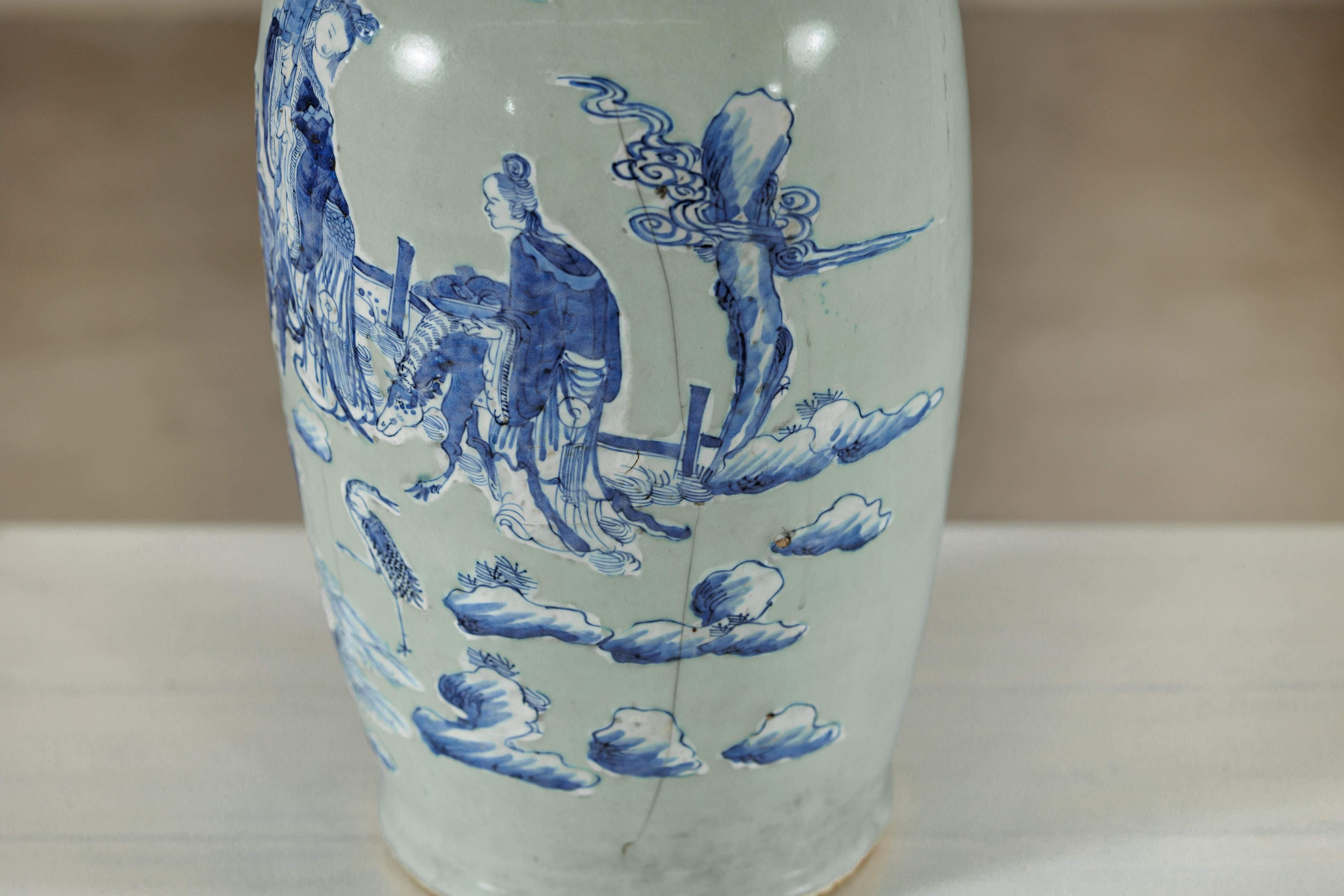 Antico vaso cinese blu e bianco con fondo verde tenue e scene figurate in vendita 9