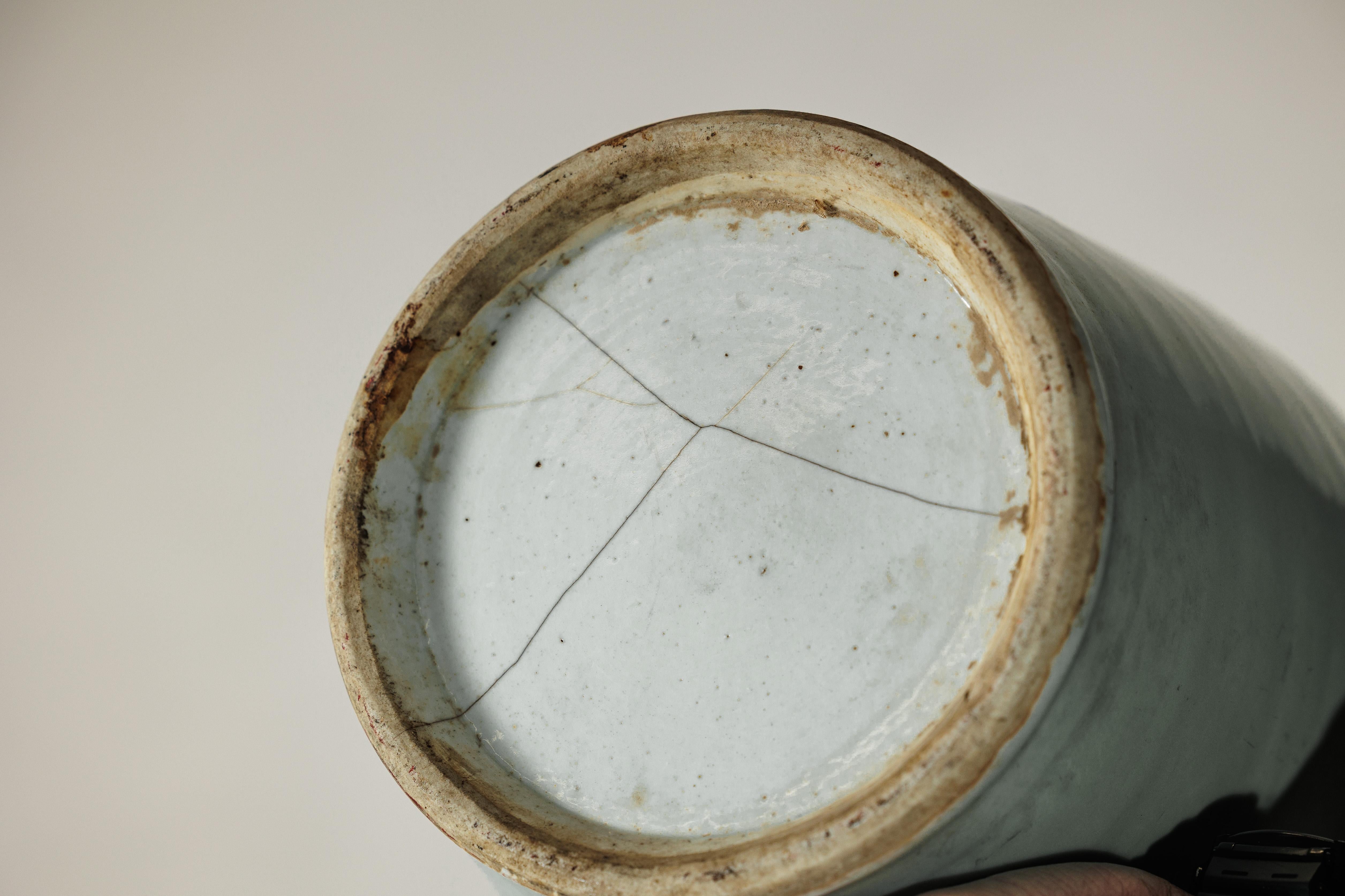 Antico vaso cinese blu e bianco con fondo verde tenue e scene figurate in vendita 10