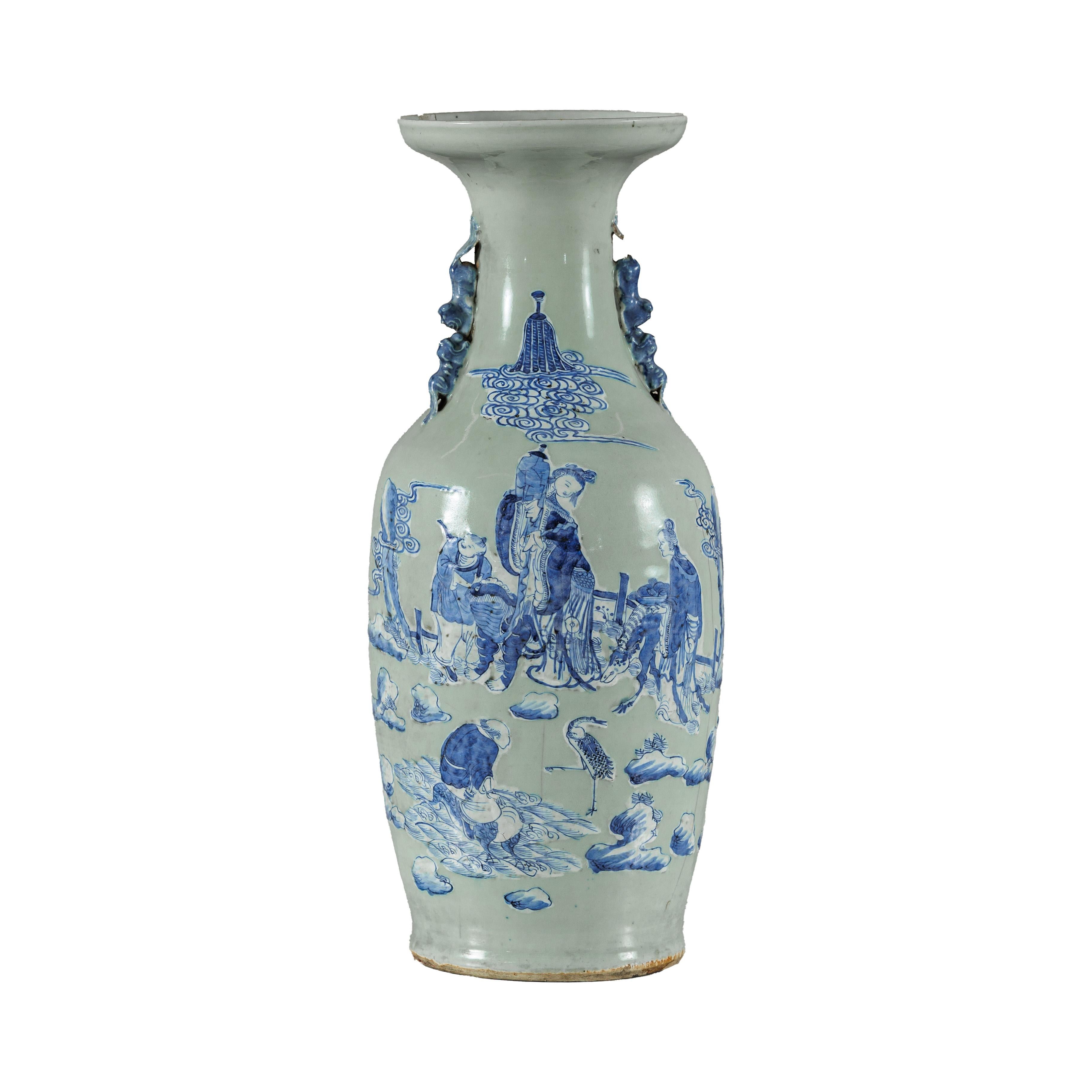 Antico vaso cinese blu e bianco con fondo verde tenue e scene figurate in vendita 11