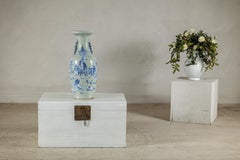 Antiguo jarrón chino azul y blanco con fondo verde suave y escena figurada