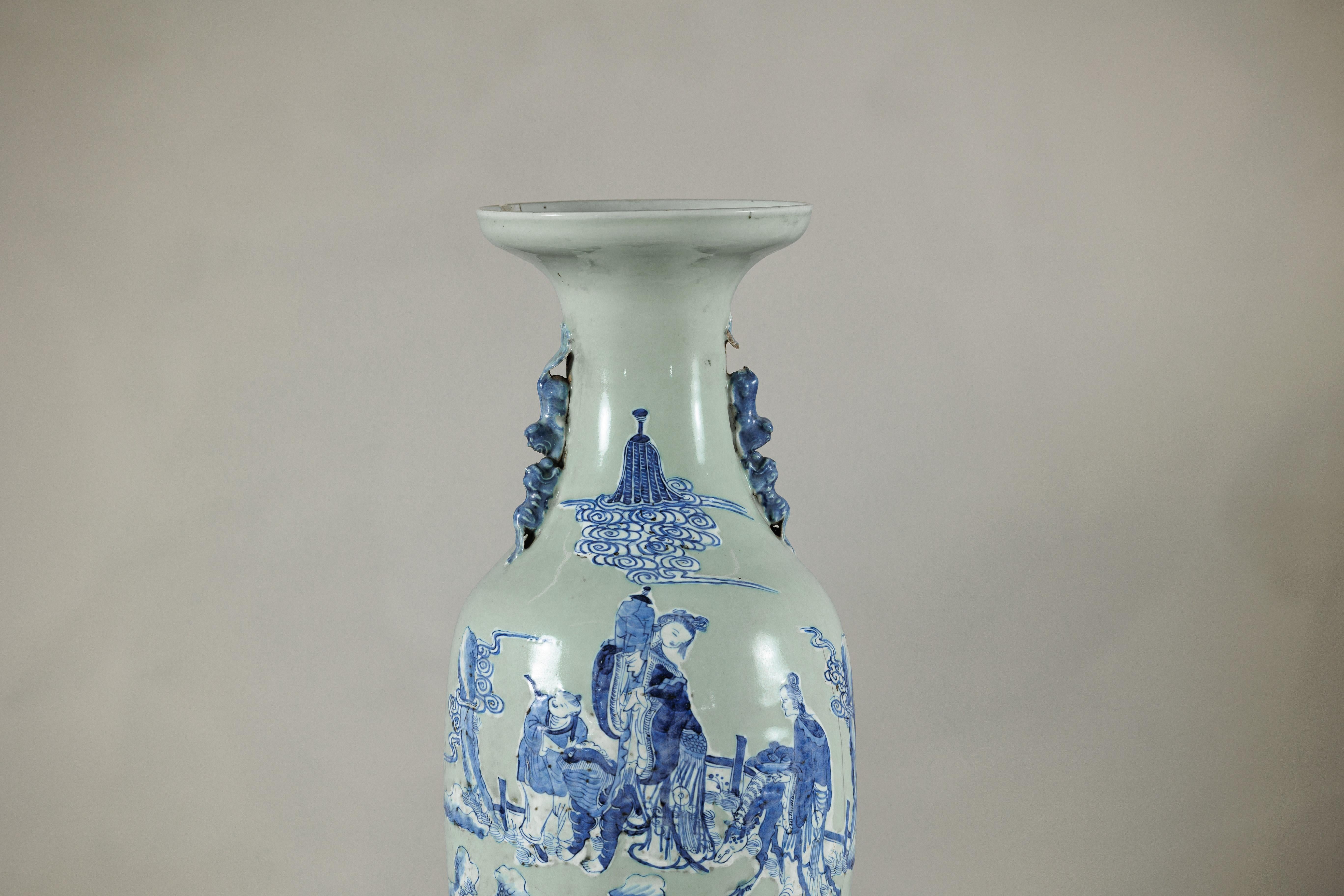 Qing Antico vaso cinese blu e bianco con fondo verde tenue e scene figurate in vendita