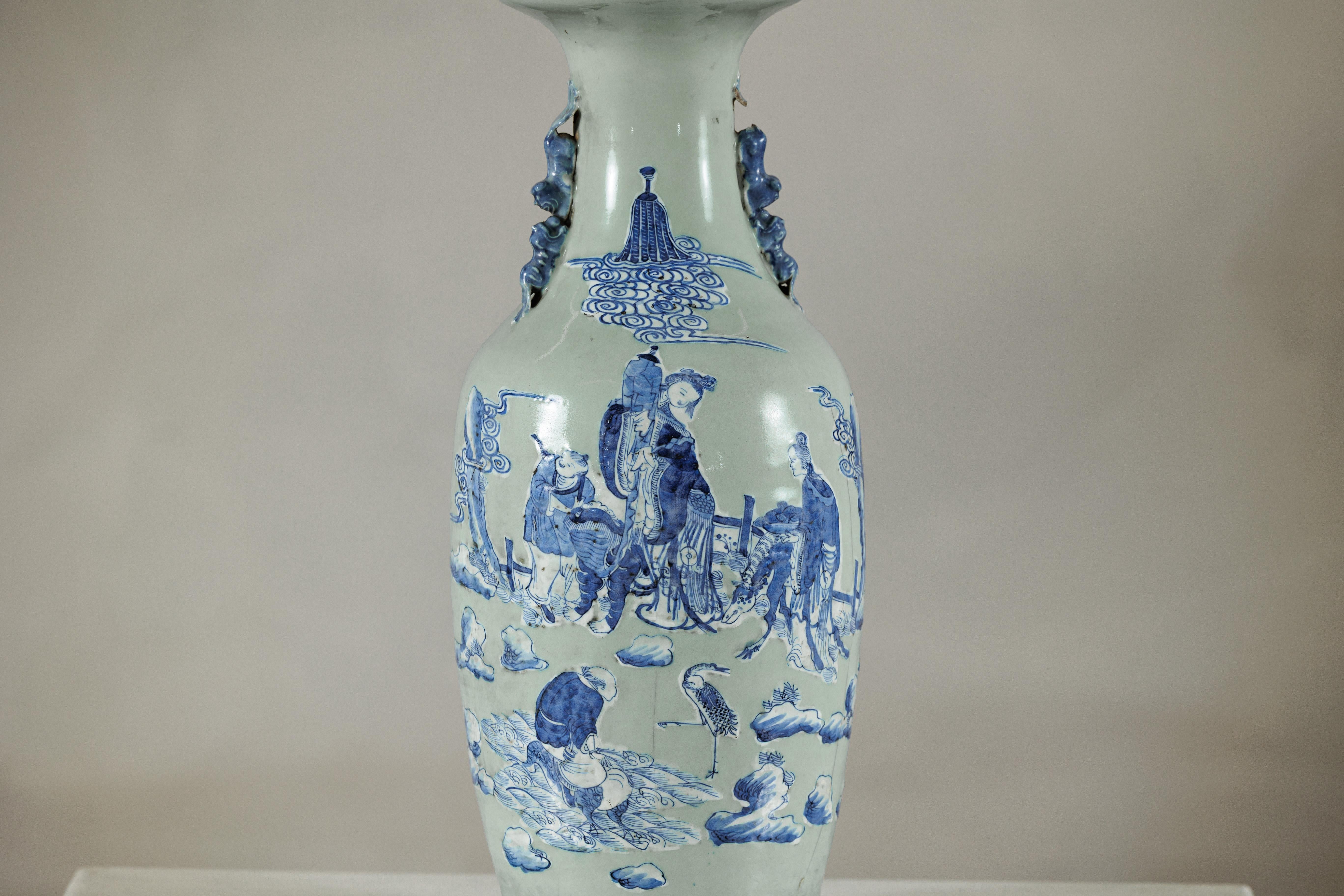 Cinese Antico vaso cinese blu e bianco con fondo verde tenue e scene figurate in vendita