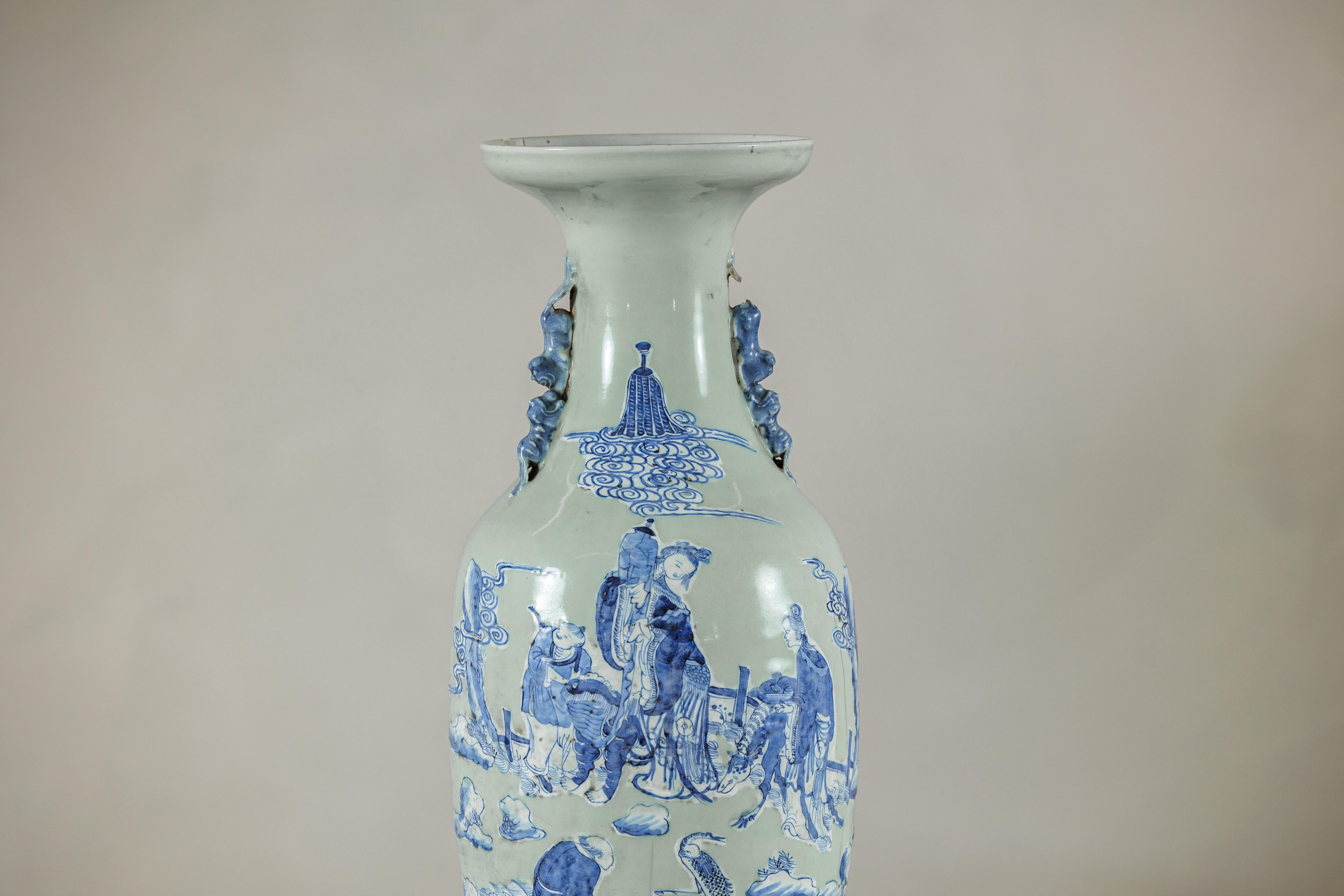 Antico vaso cinese blu e bianco con fondo verde tenue e scene figurate In condizioni buone in vendita a Yonkers, NY