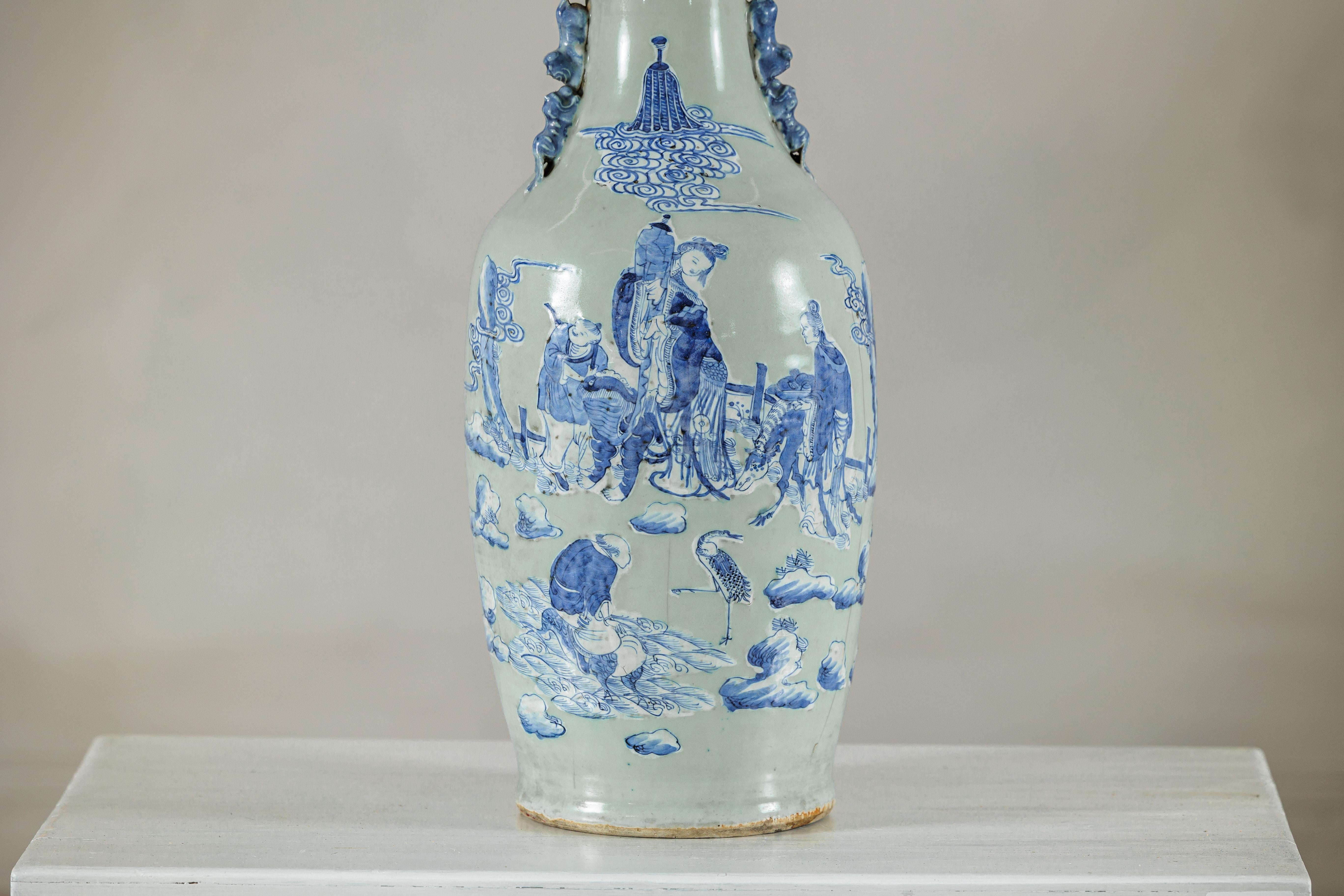 XX secolo Antico vaso cinese blu e bianco con fondo verde tenue e scene figurate in vendita