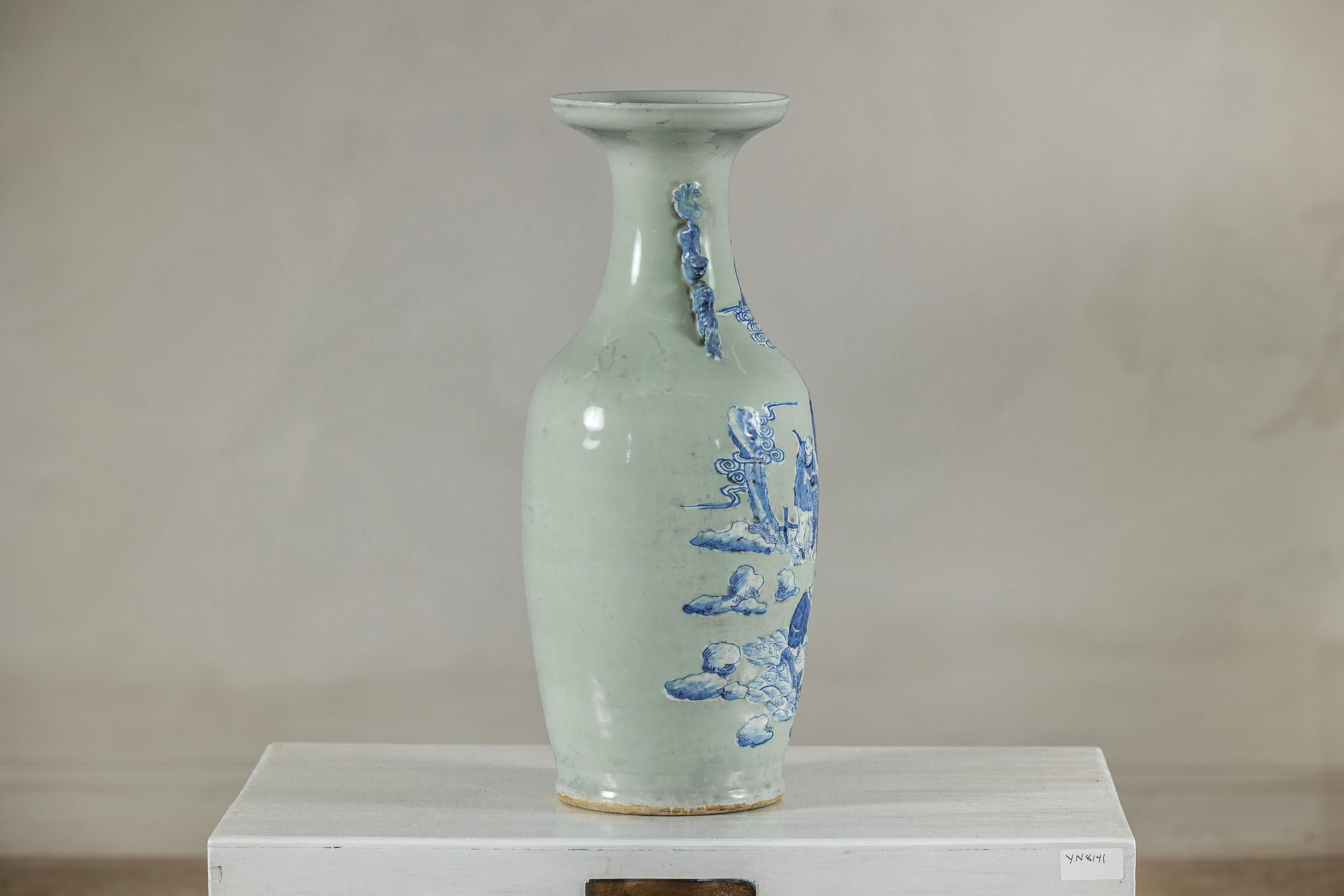 Porcellana Antico vaso cinese blu e bianco con fondo verde tenue e scene figurate in vendita