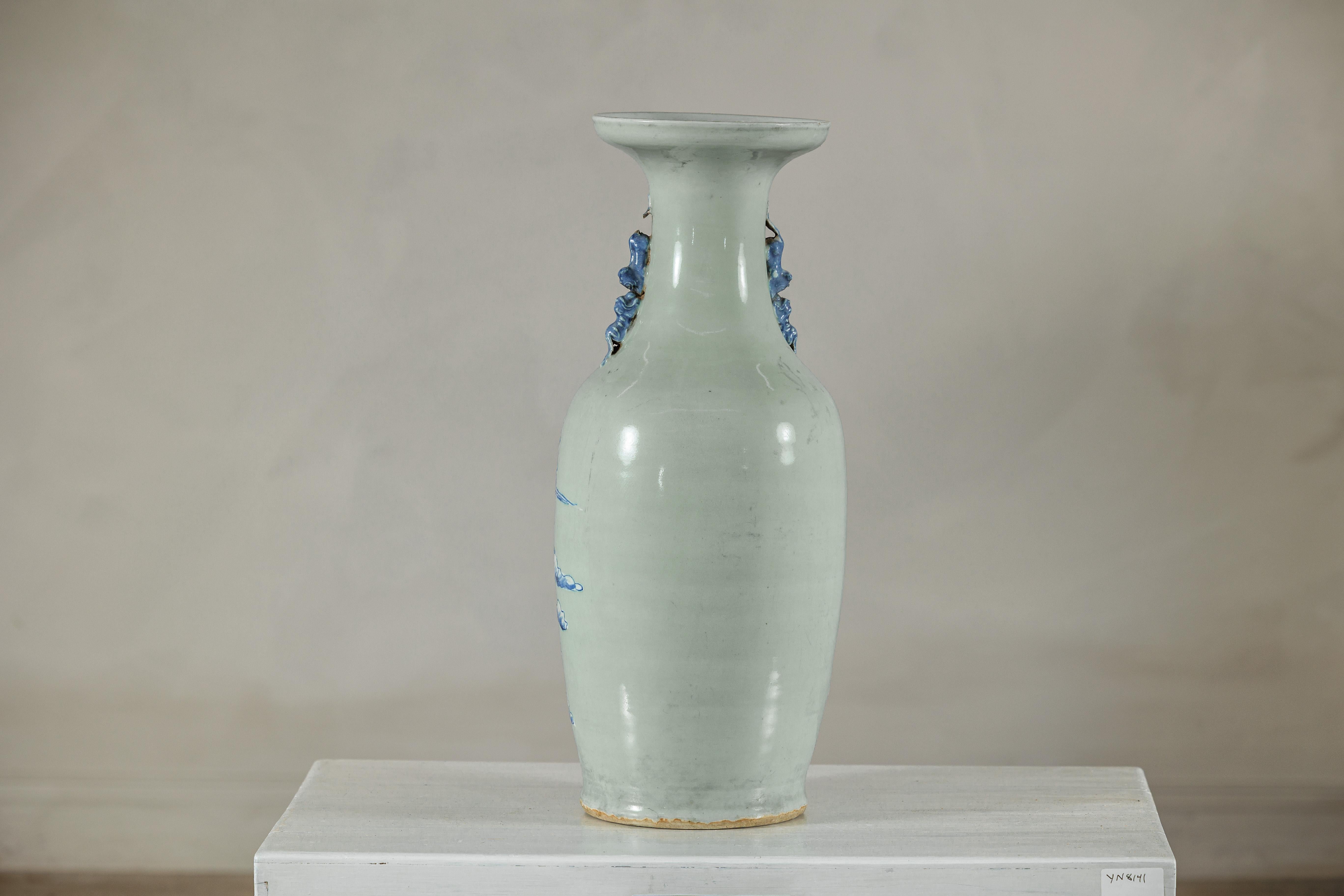 Antico vaso cinese blu e bianco con fondo verde tenue e scene figurate in vendita 1