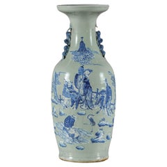 Antico vaso cinese blu e bianco con fondo verde tenue e scene figurate