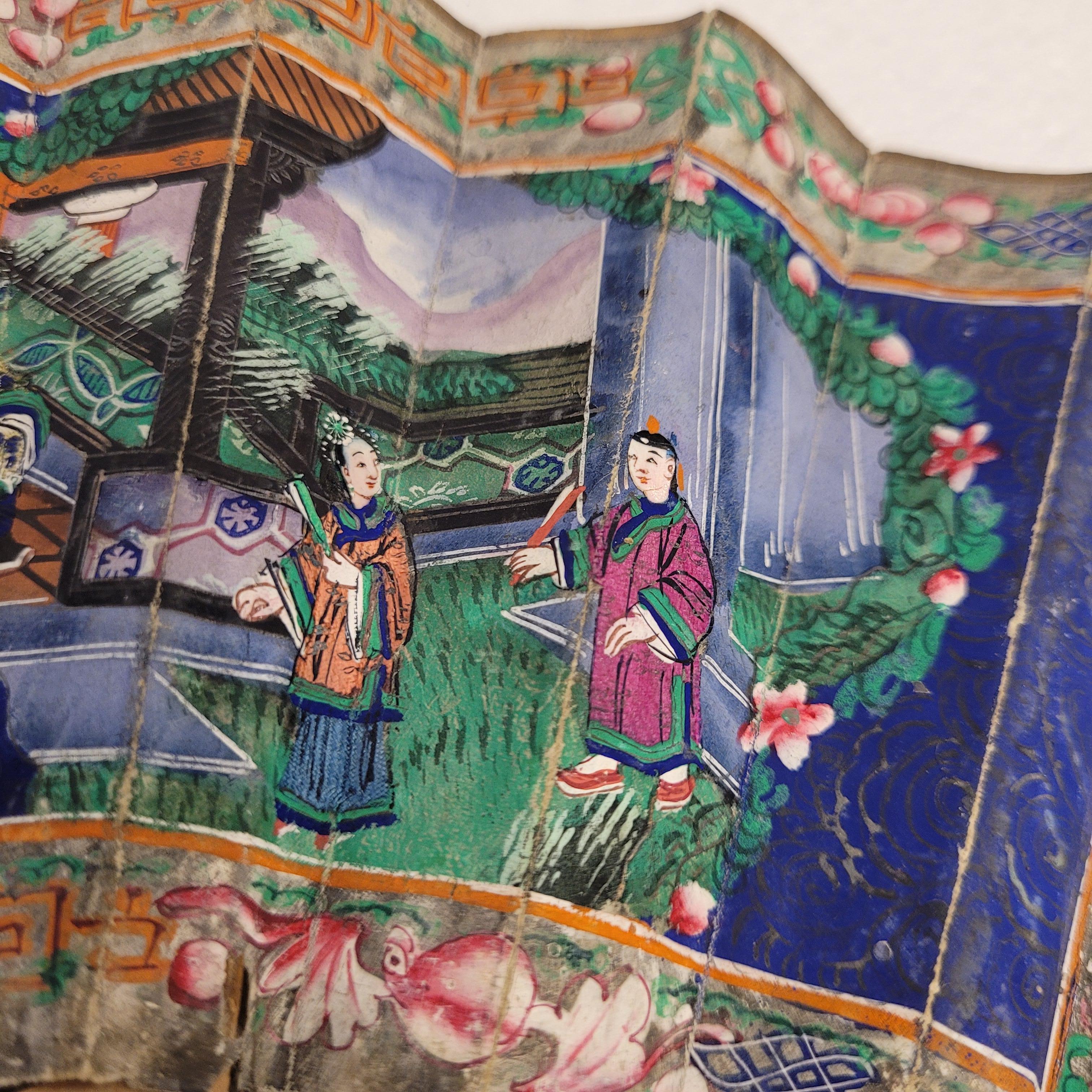 Antiguo abanico chino verde azulado llamado de las Mil Caras en venta 10