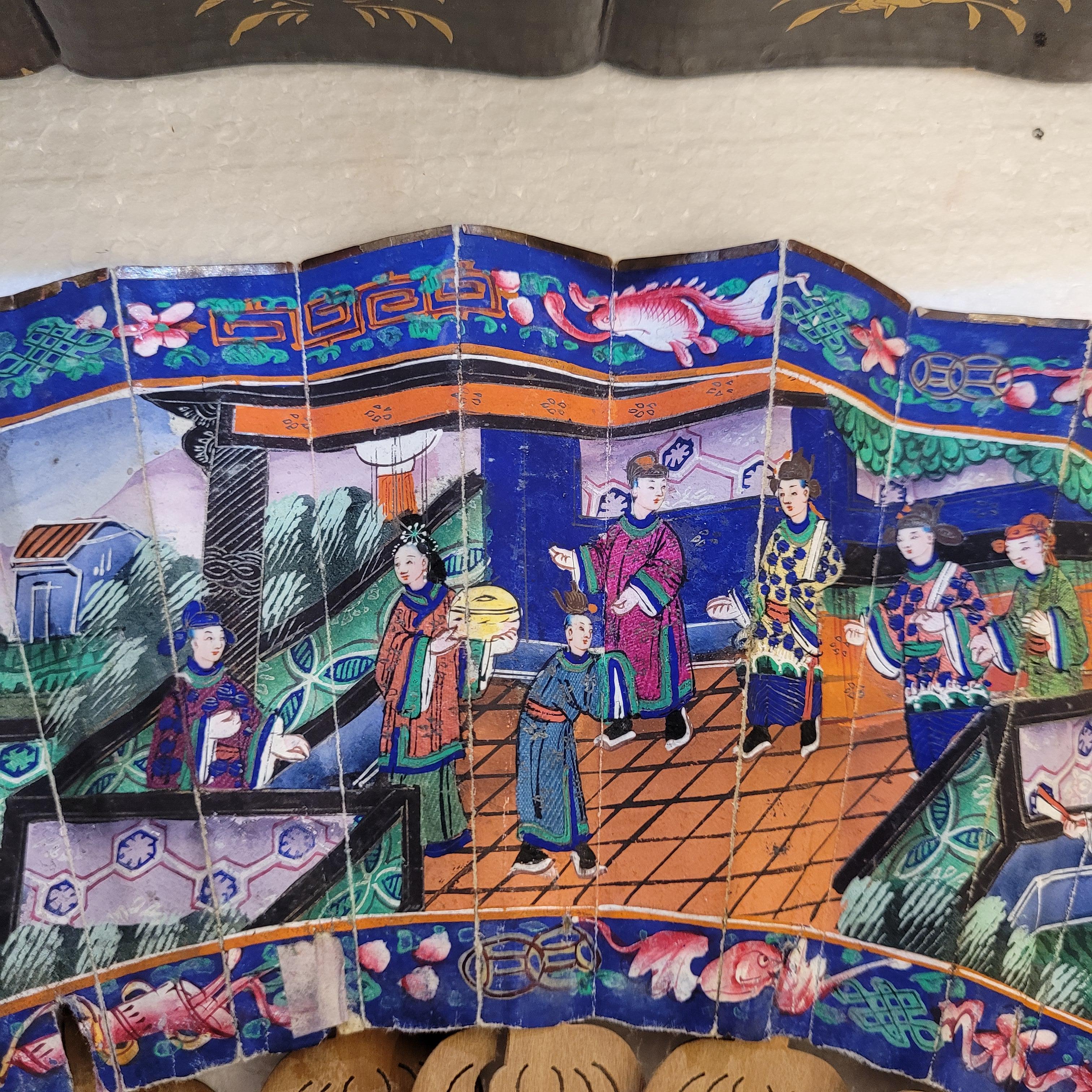 Antiguo abanico chino verde azulado llamado de las Mil Caras en venta 15