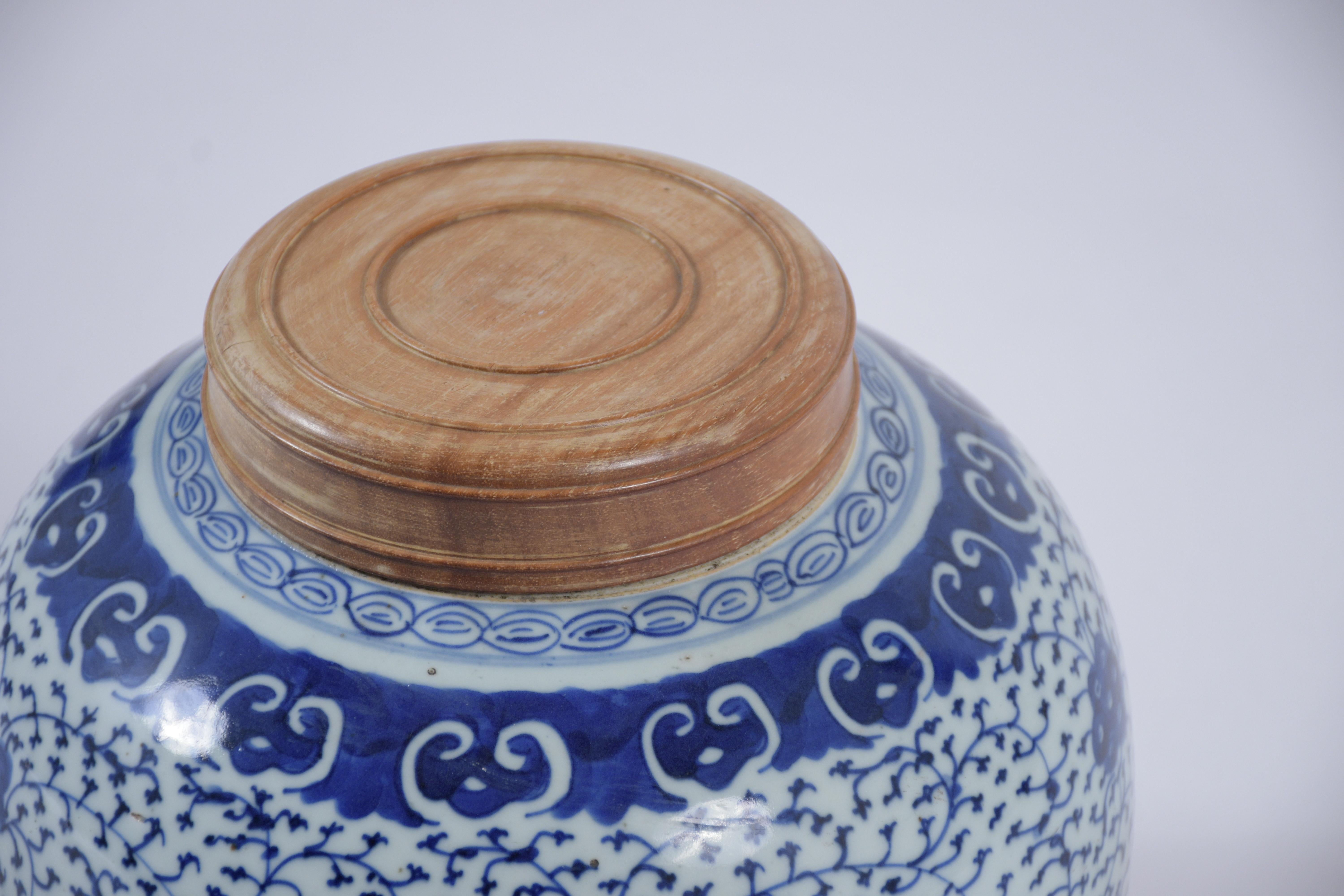 Antique Chinese White & Blue Porcelain Jar In Good Condition In Los Angeles, CA