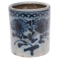Antike chinesische blau-weiße Chrysantheme Pinsel Topf, 19. Jahrhundert
