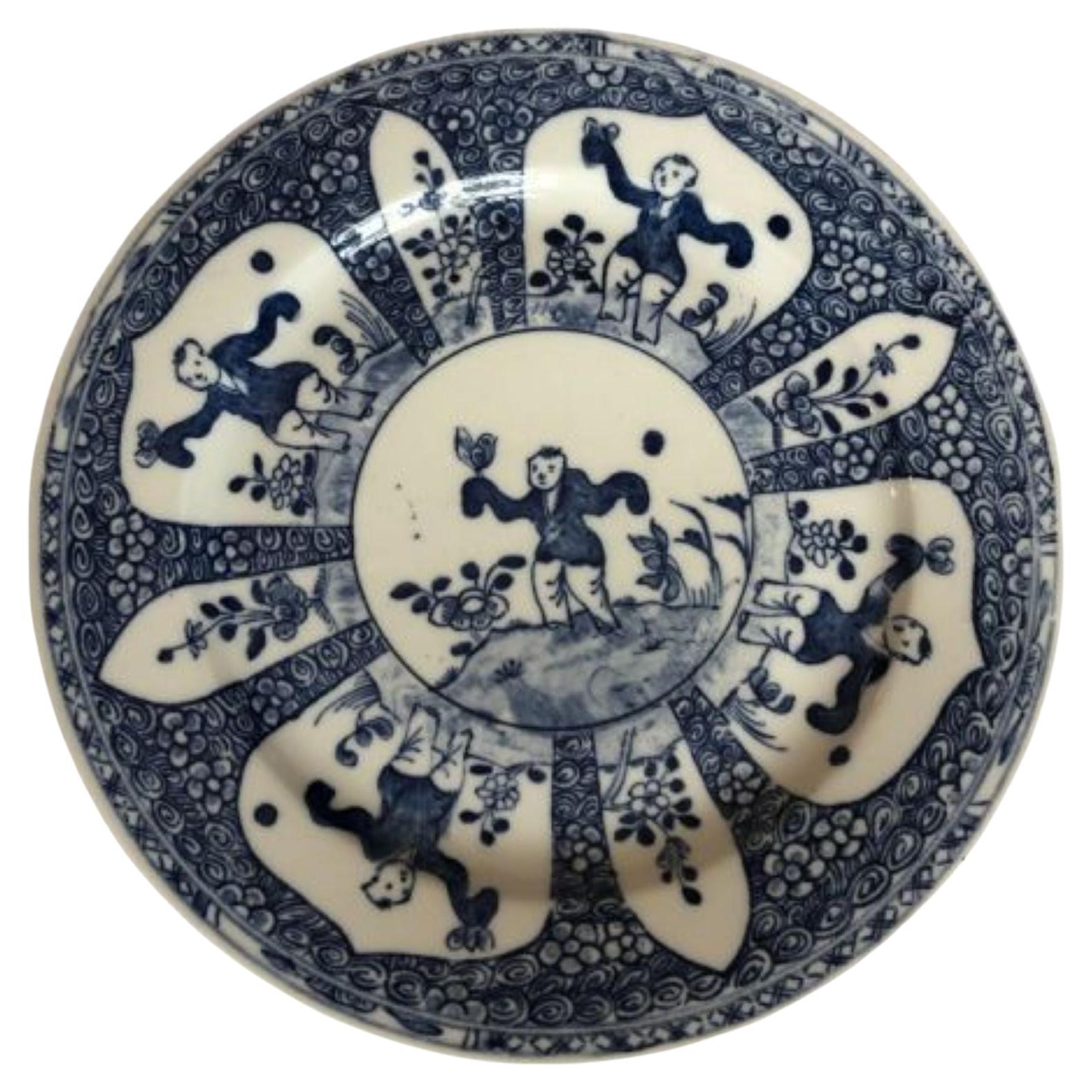 Ancienne assiette chinoise peinte à la main bleue et blanche